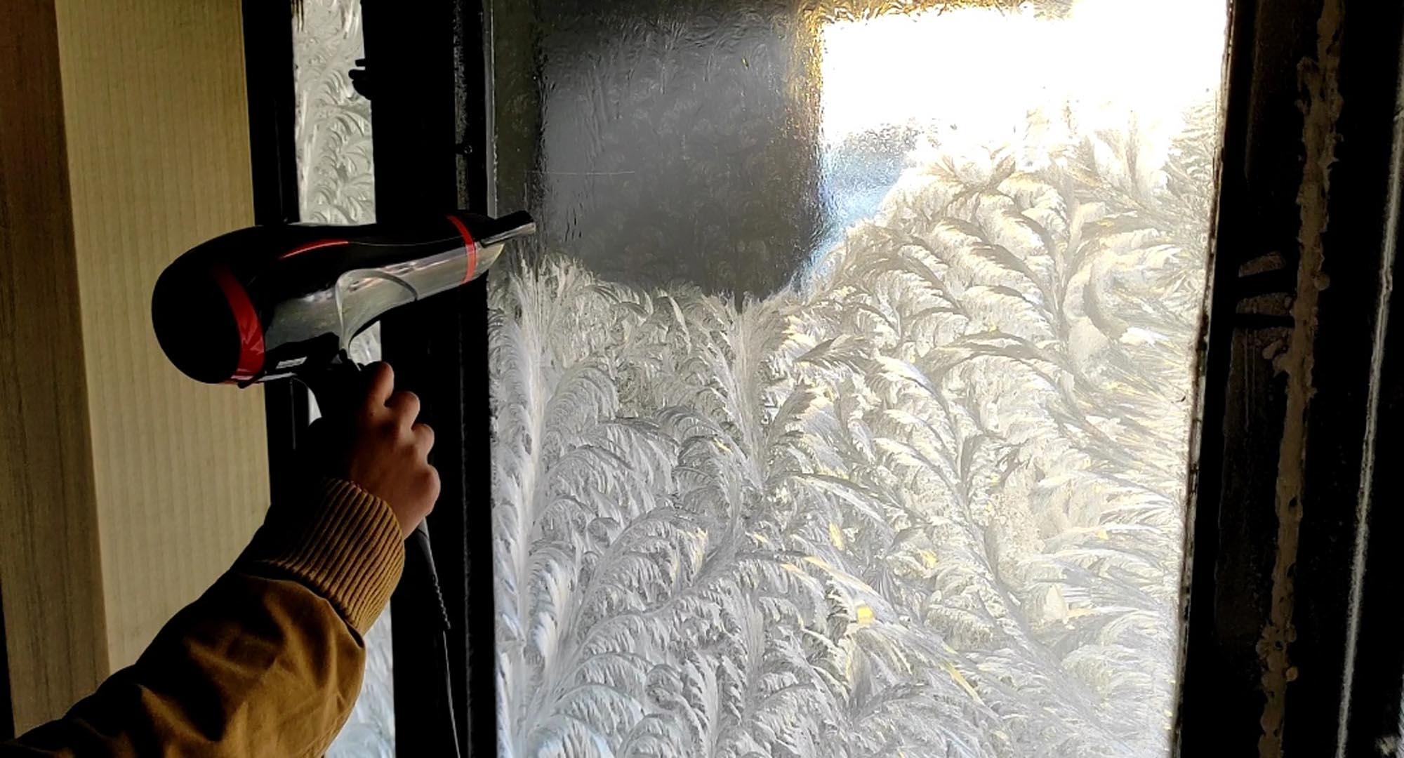 Karsta araçların motorları dondu, iş yerlerinin camları buz tuttu