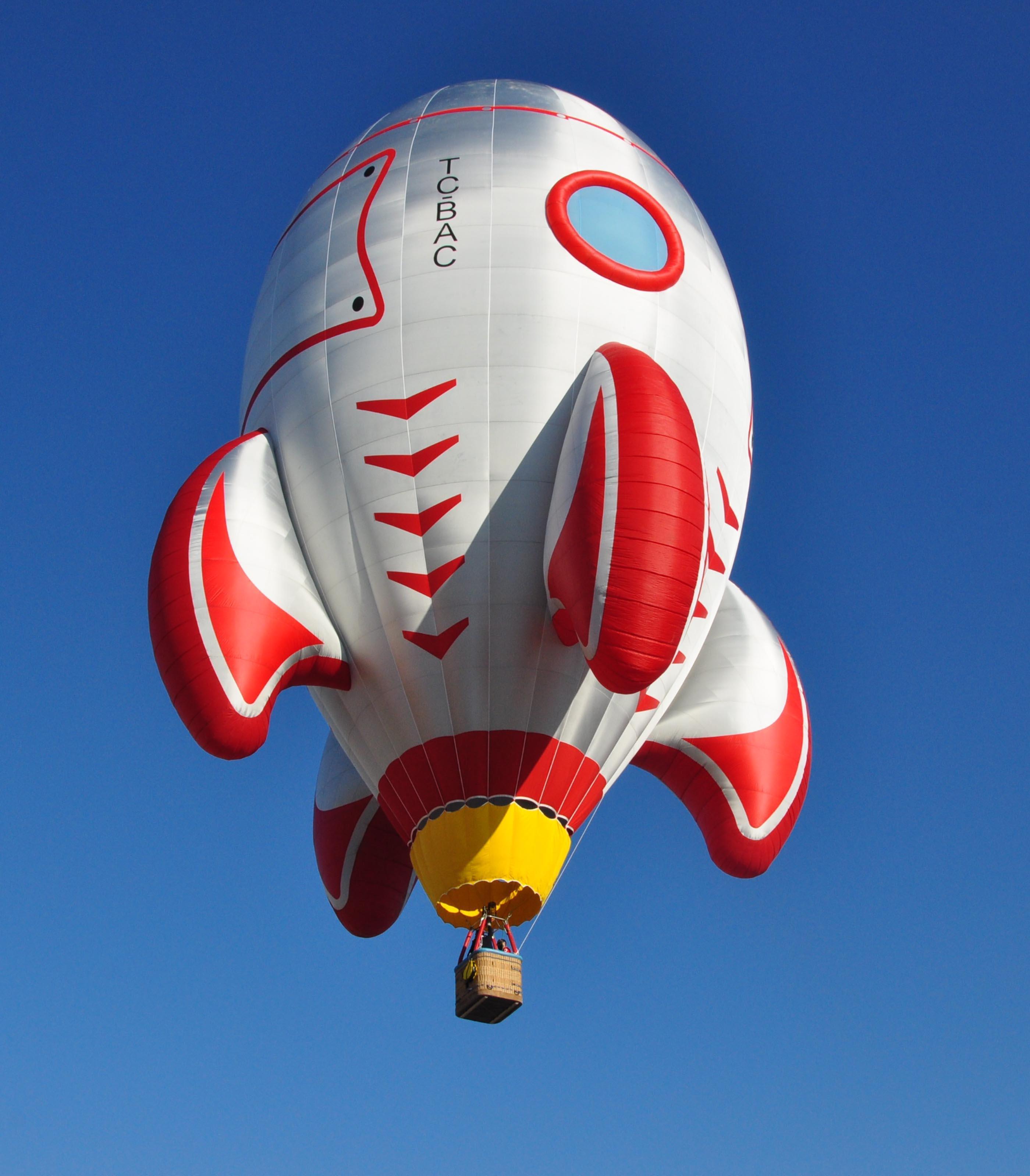 Roket figürlü sıcak hava balonu ürettiler