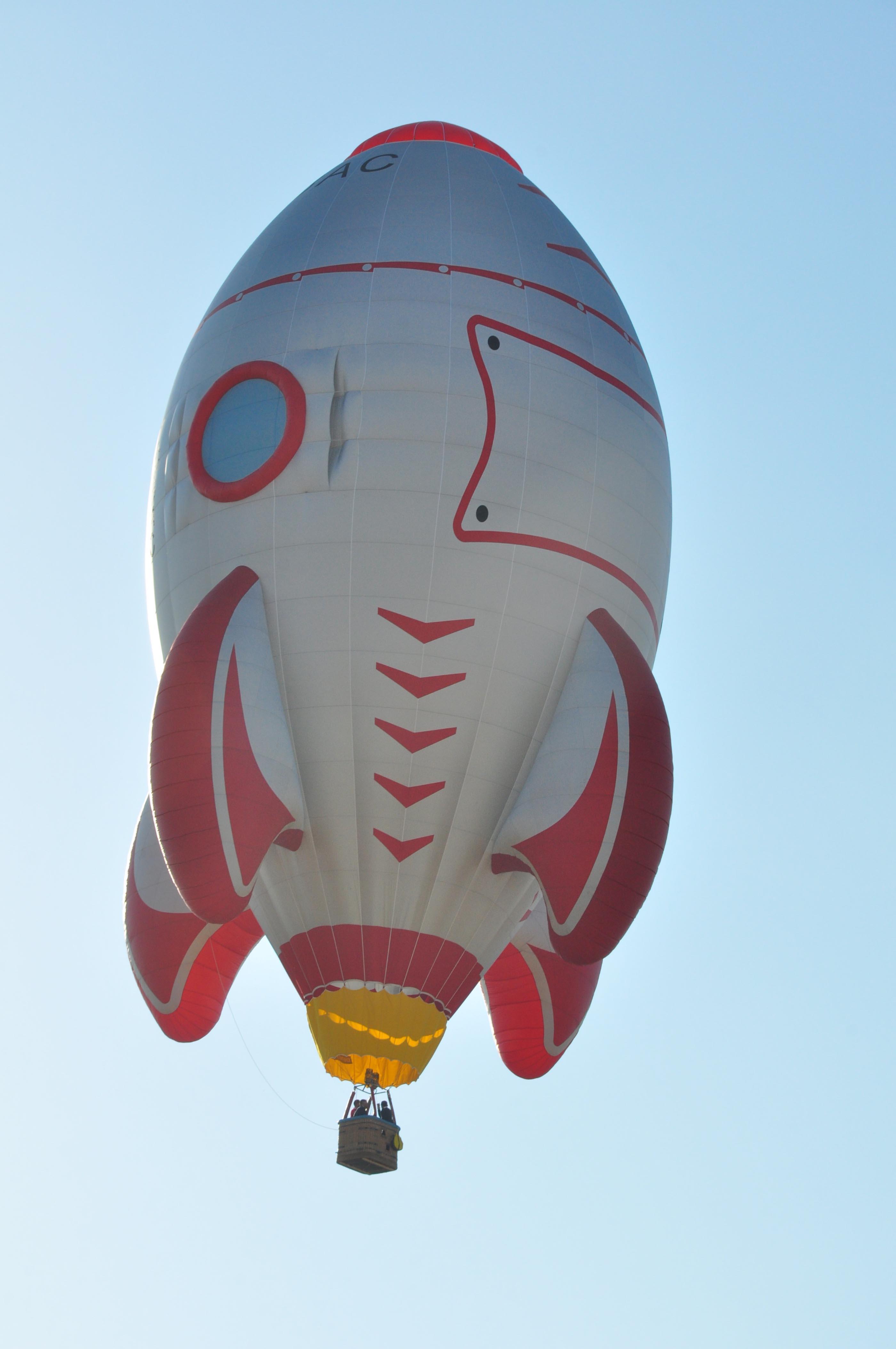Roket figürlü sıcak hava balonu ürettiler