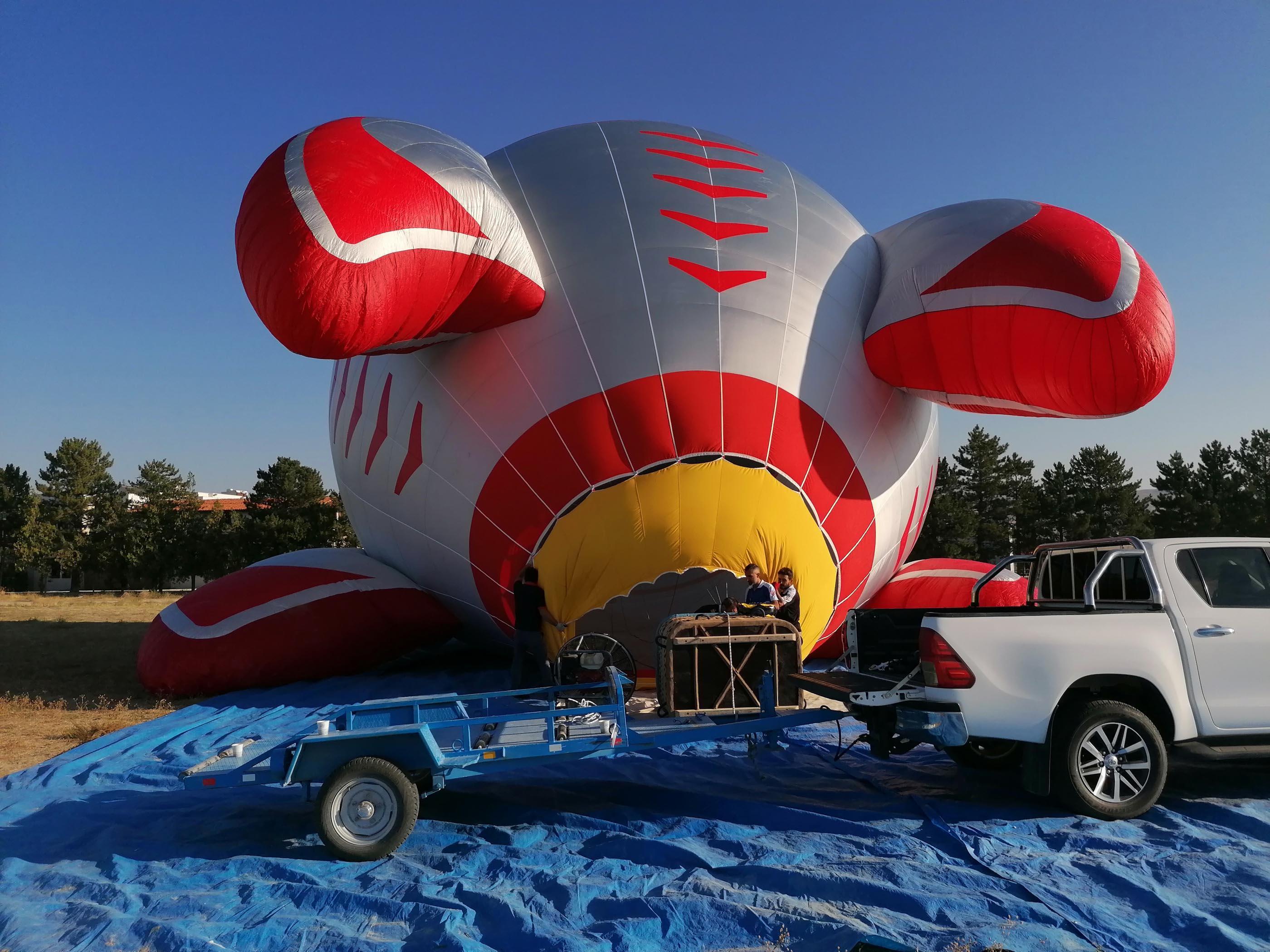 Roket figürlü sıcak hava balonu ürettiler