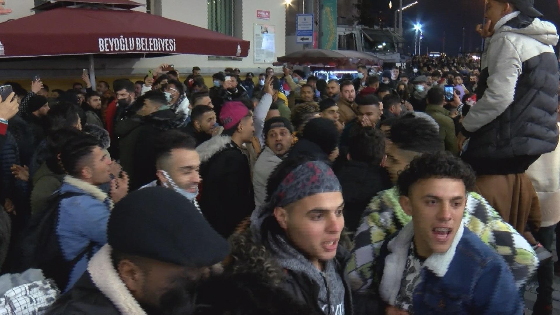 Filistinliler İstiklal Caddesinde Filistin ve Gazze sloganları atarak yürüdü