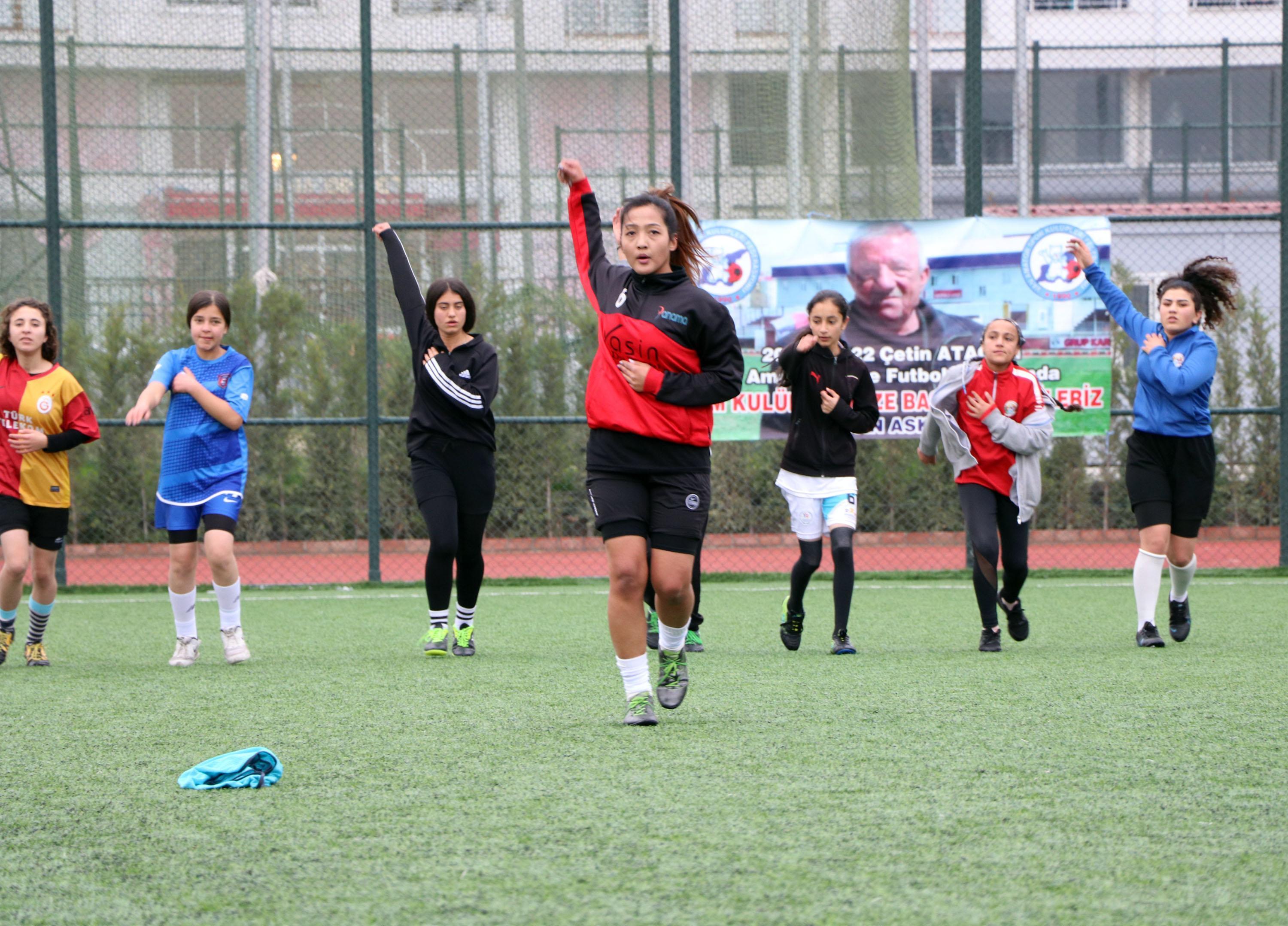 Vangücü Kadın Futbol Takımı, Afganistanlı antrenöre emanet