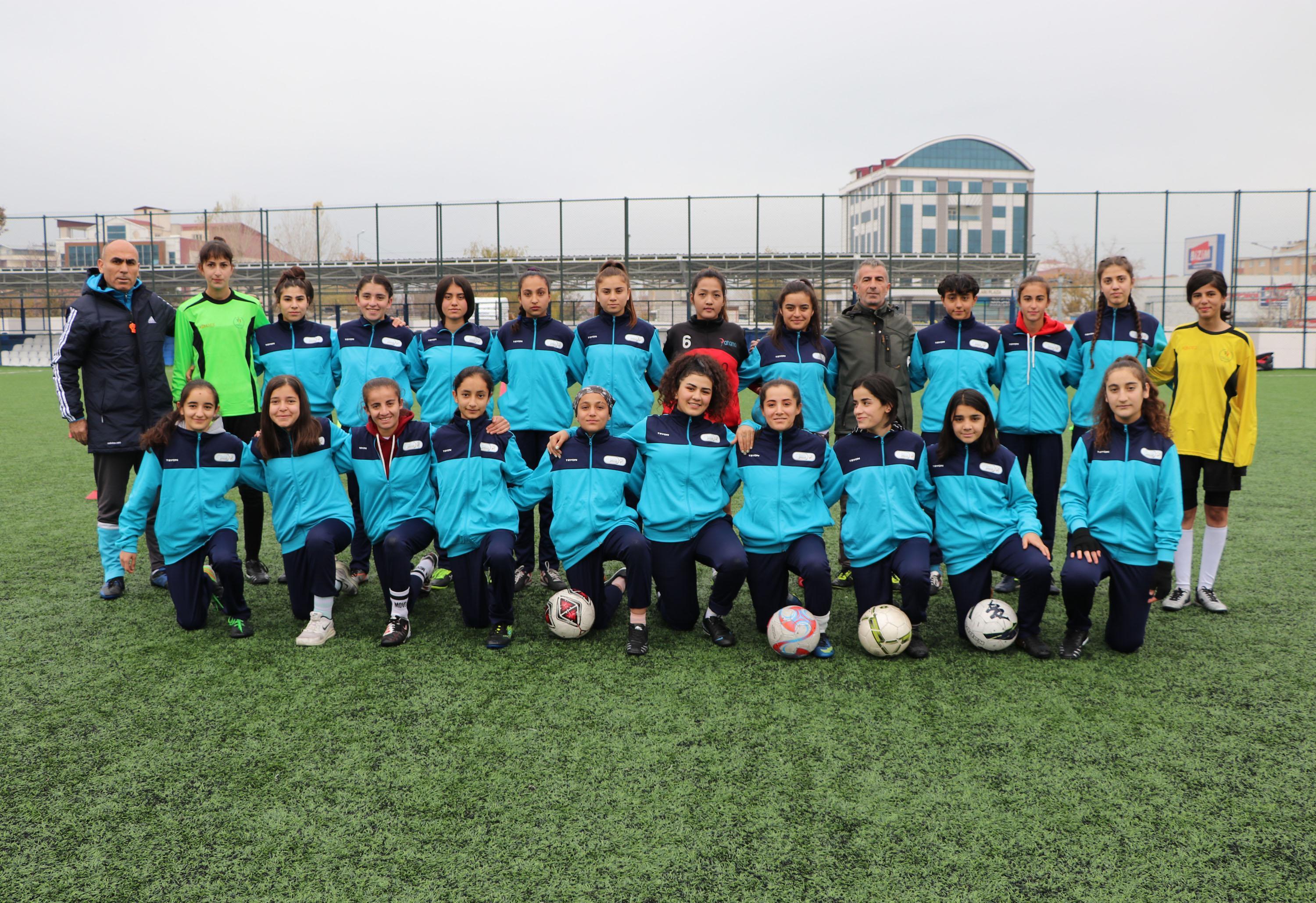 Vangücü Kadın Futbol Takımı, Afganistanlı antrenöre emanet