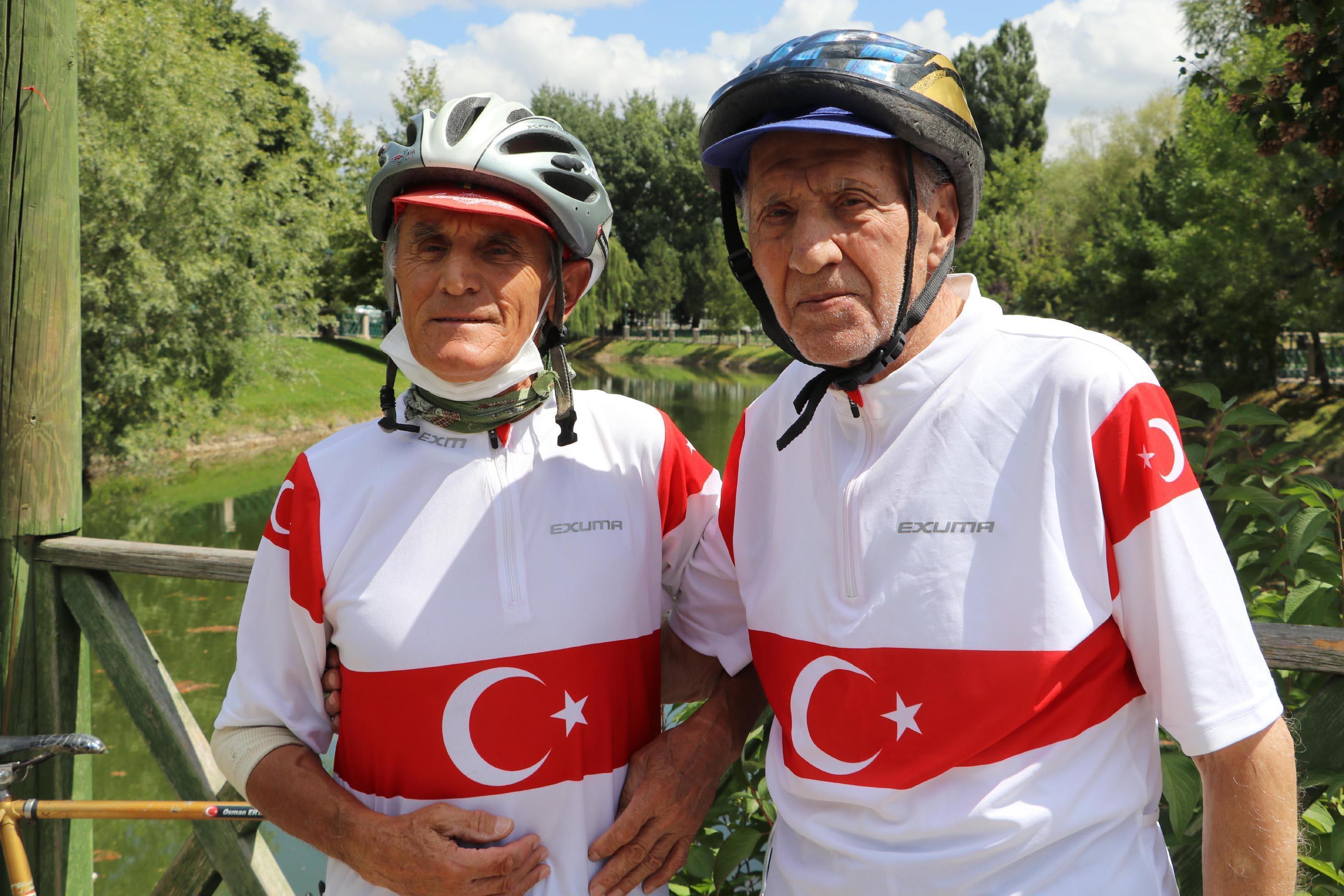 Eski milli bisikletçi kardeşler, günde 50 kilometre pedal çeviriyor