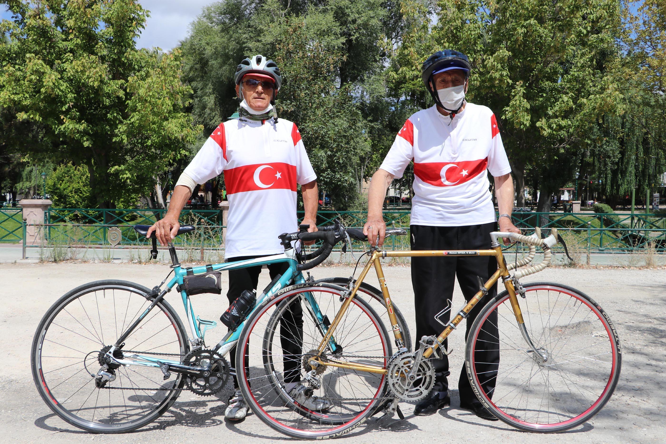 Eski milli bisikletçi kardeşler, günde 50 kilometre pedal çeviriyor