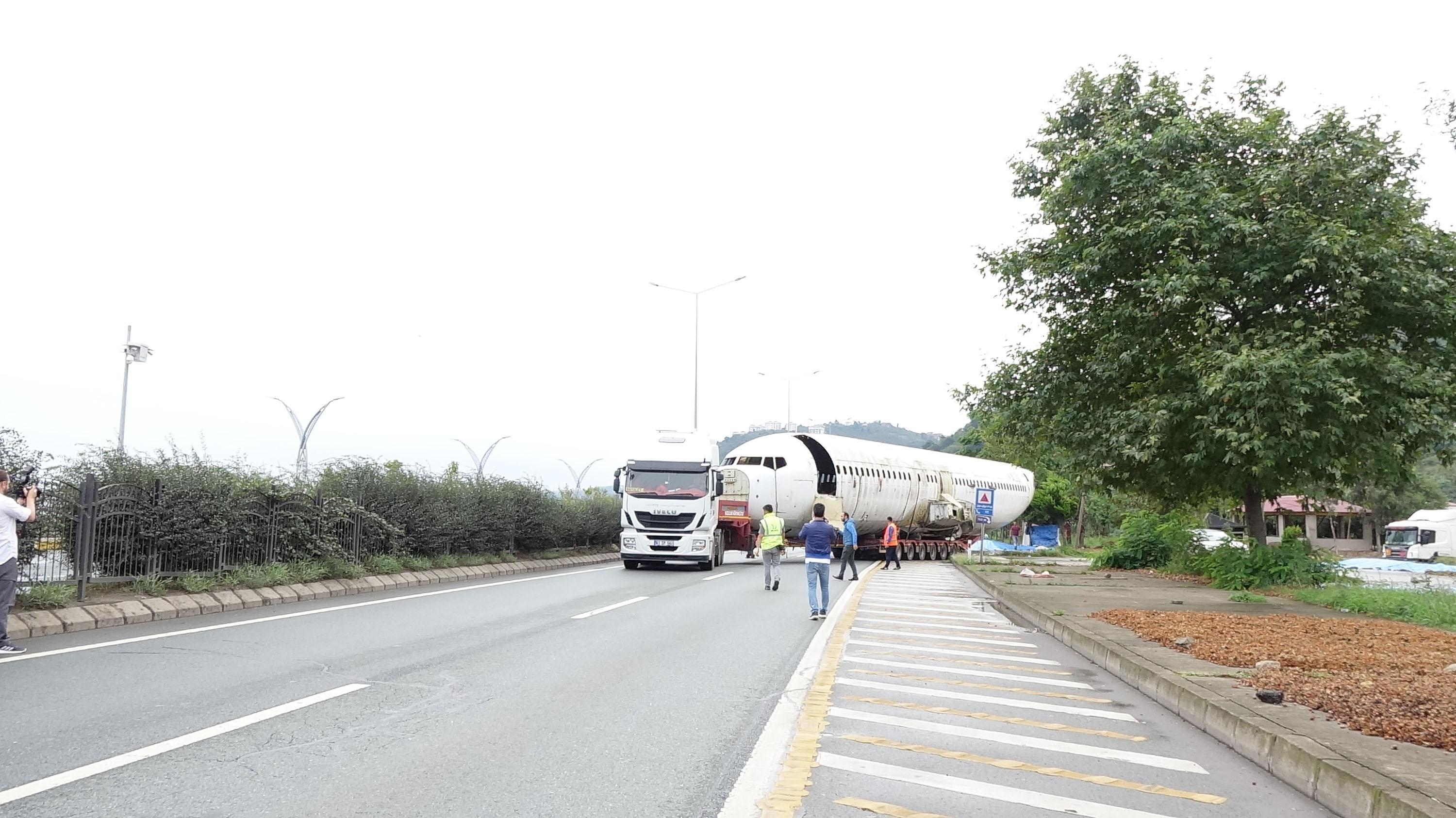 Pistten çıkan uçak, pide salonu olacağı yere taşındı