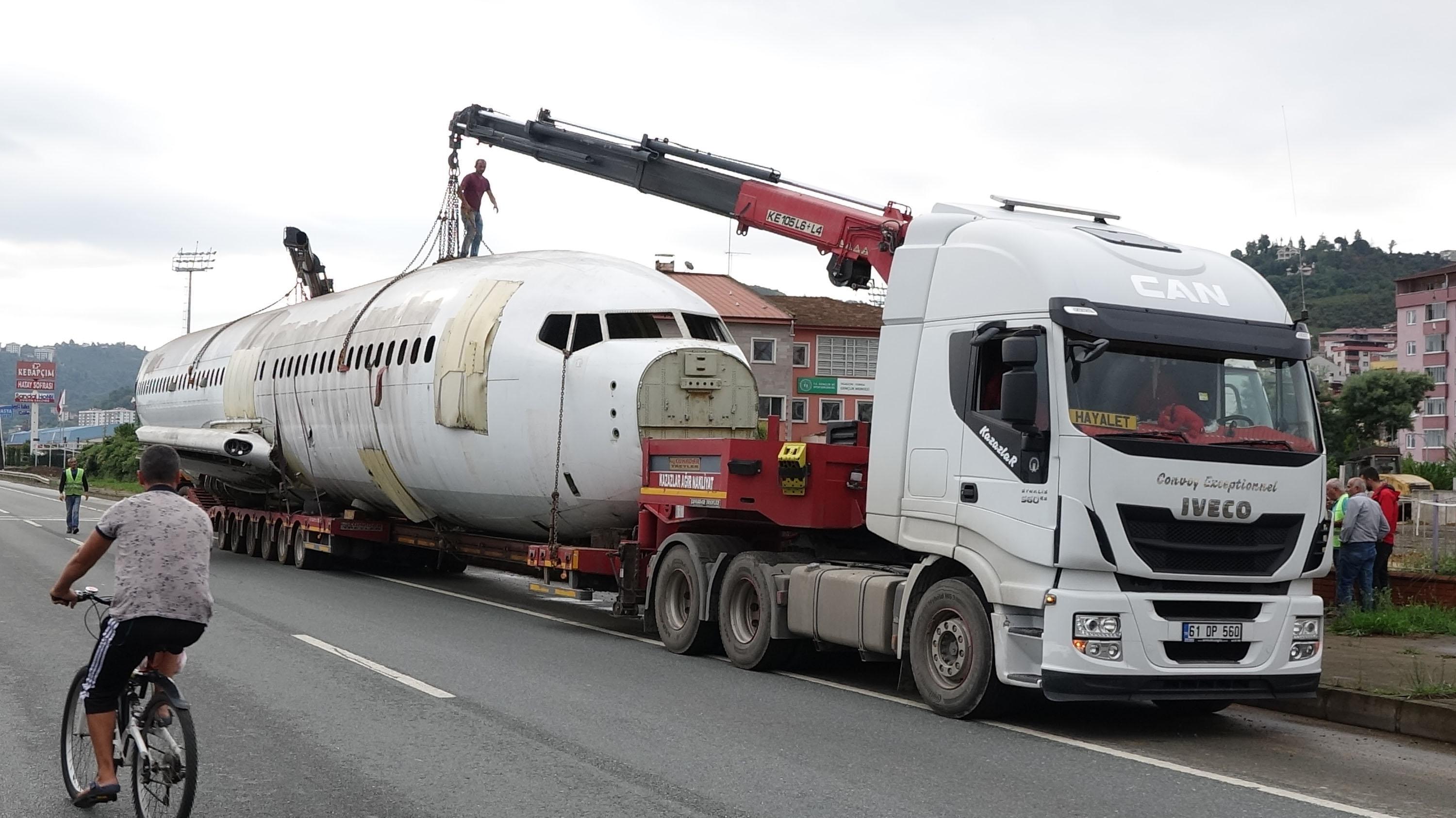 Pistten çıkan uçak, pide salonu olacağı yere taşındı