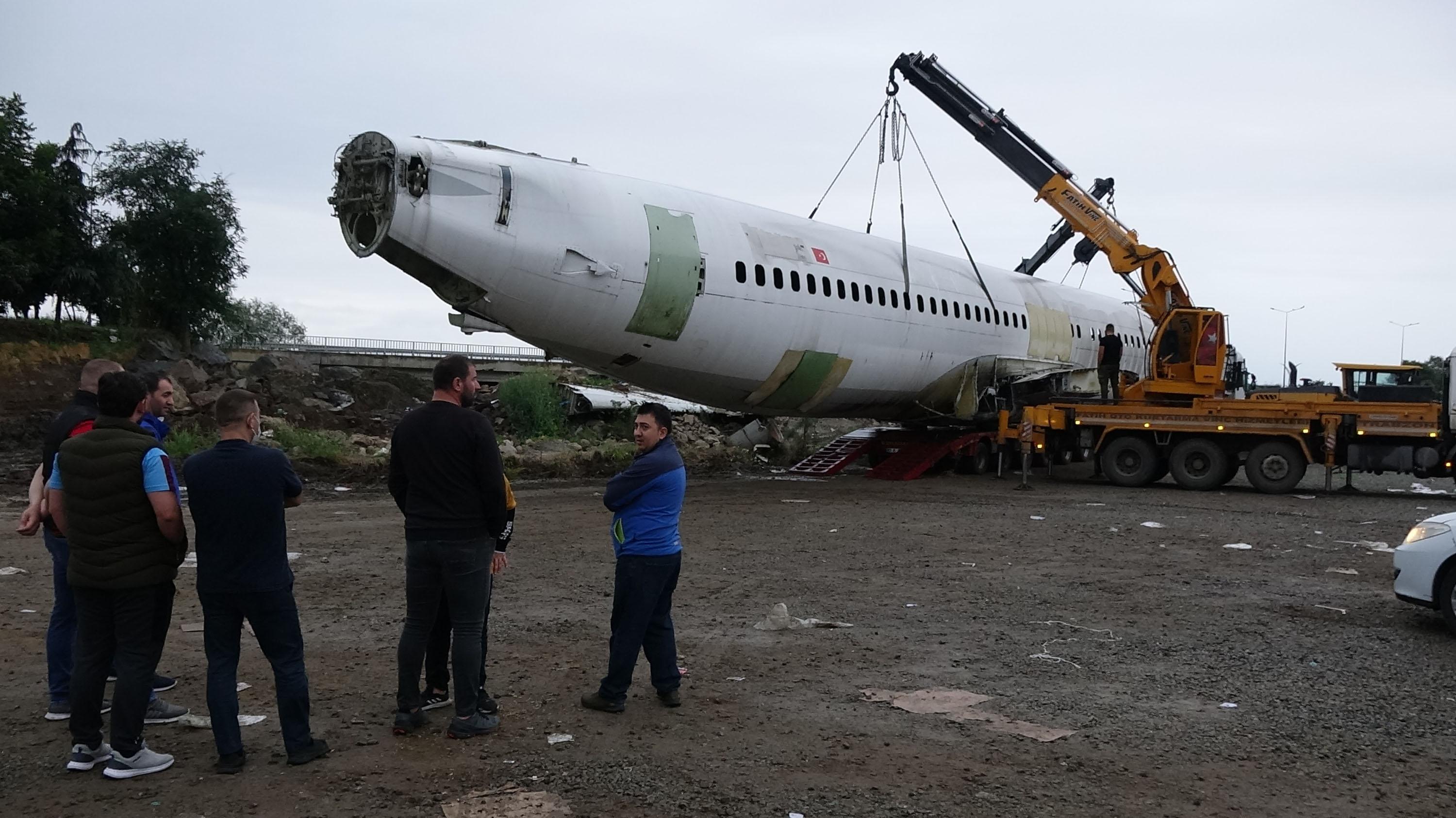 Pistten çıkan uçak, pide salonu olacağı yere taşındı