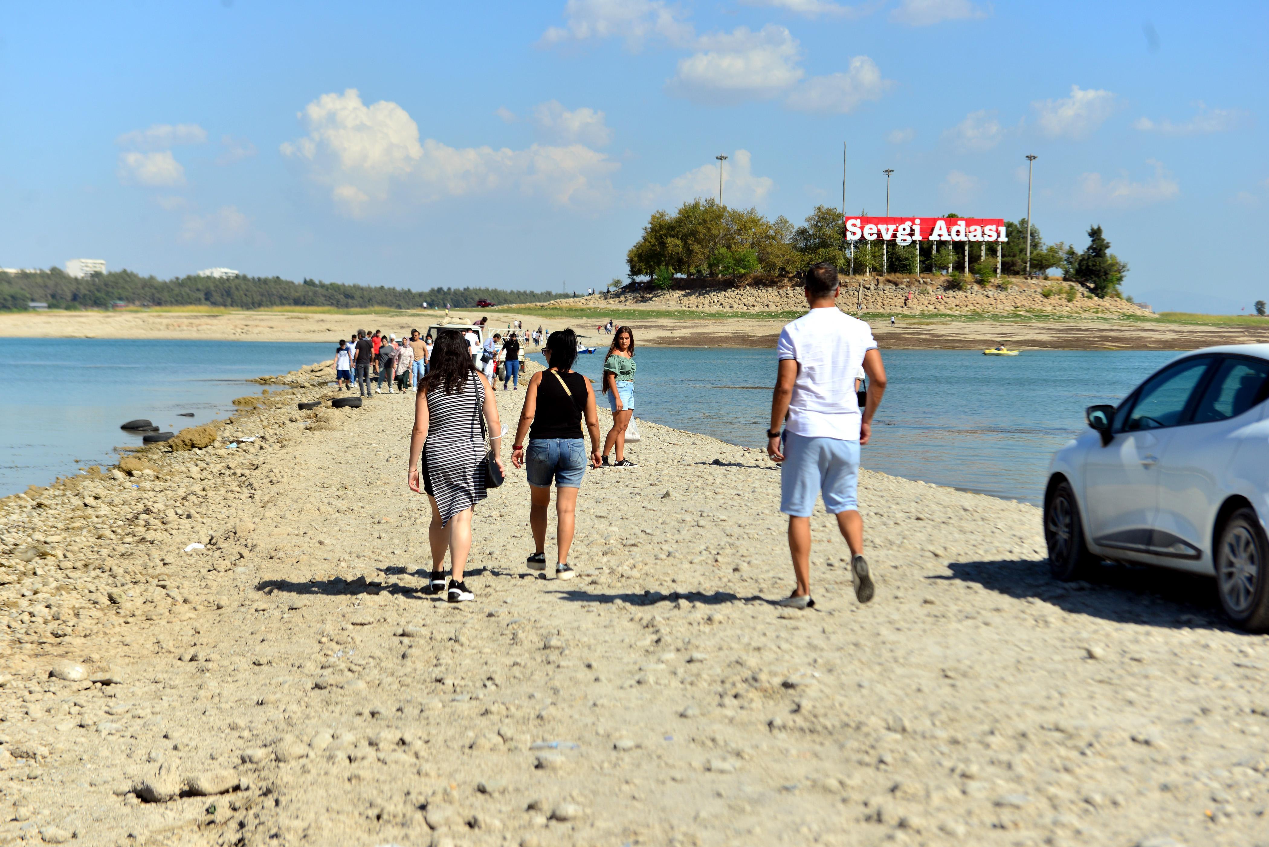 Sular çekilince Sevgi Adası’na yürüdüler