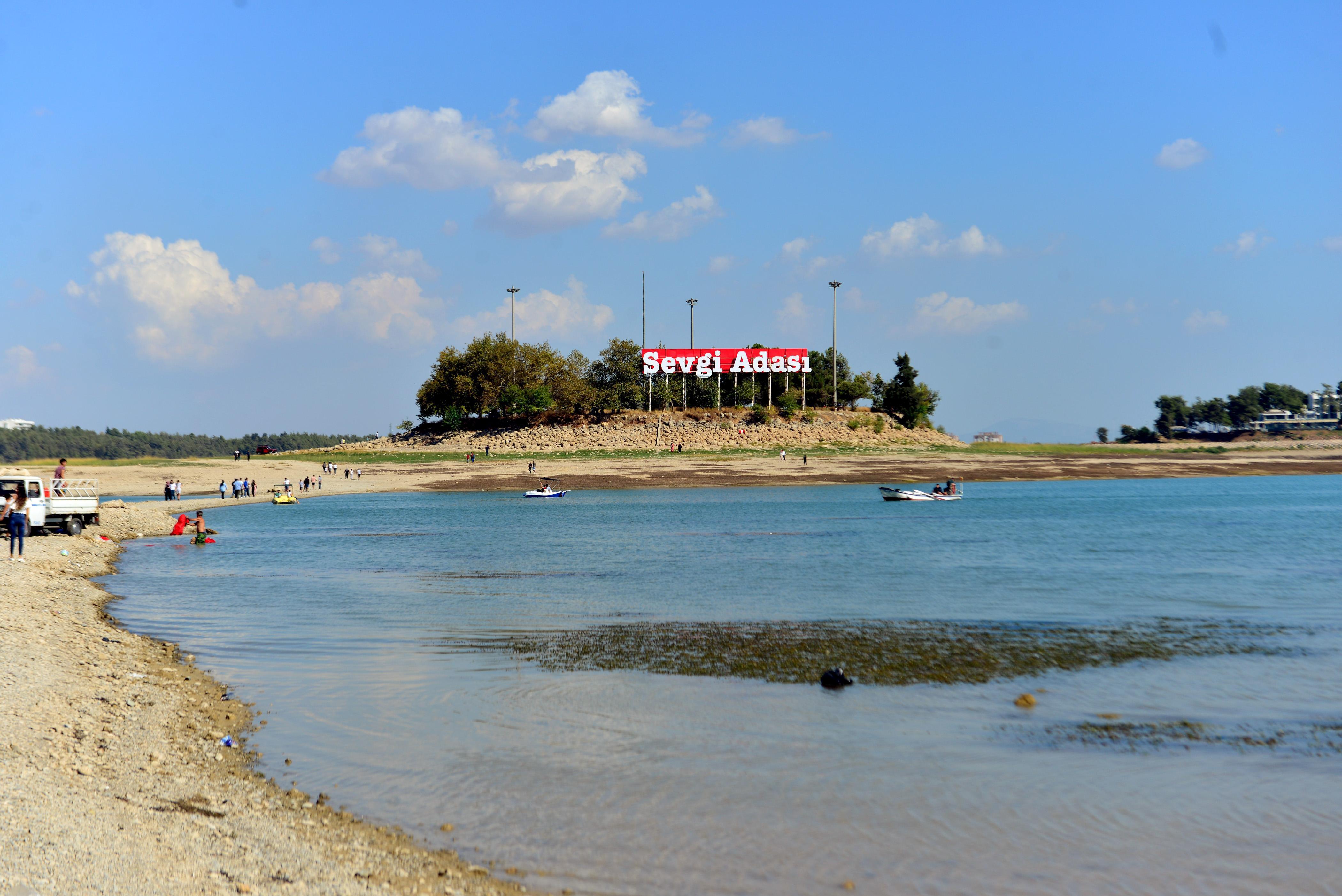 Sular çekilince Sevgi Adası’na yürüdüler