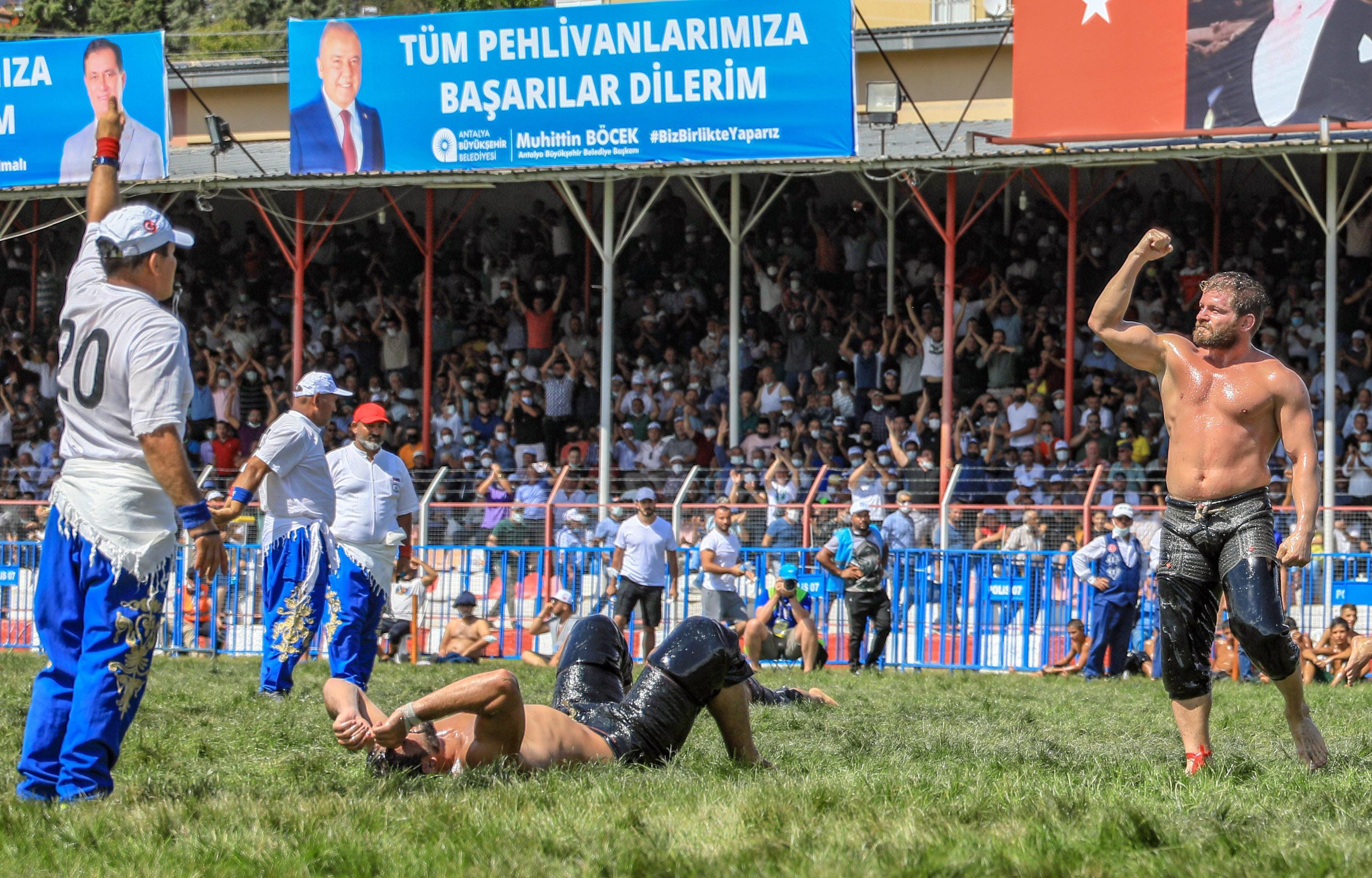 Elmalı’nın başpehlivanı İsmail Balaban oldu