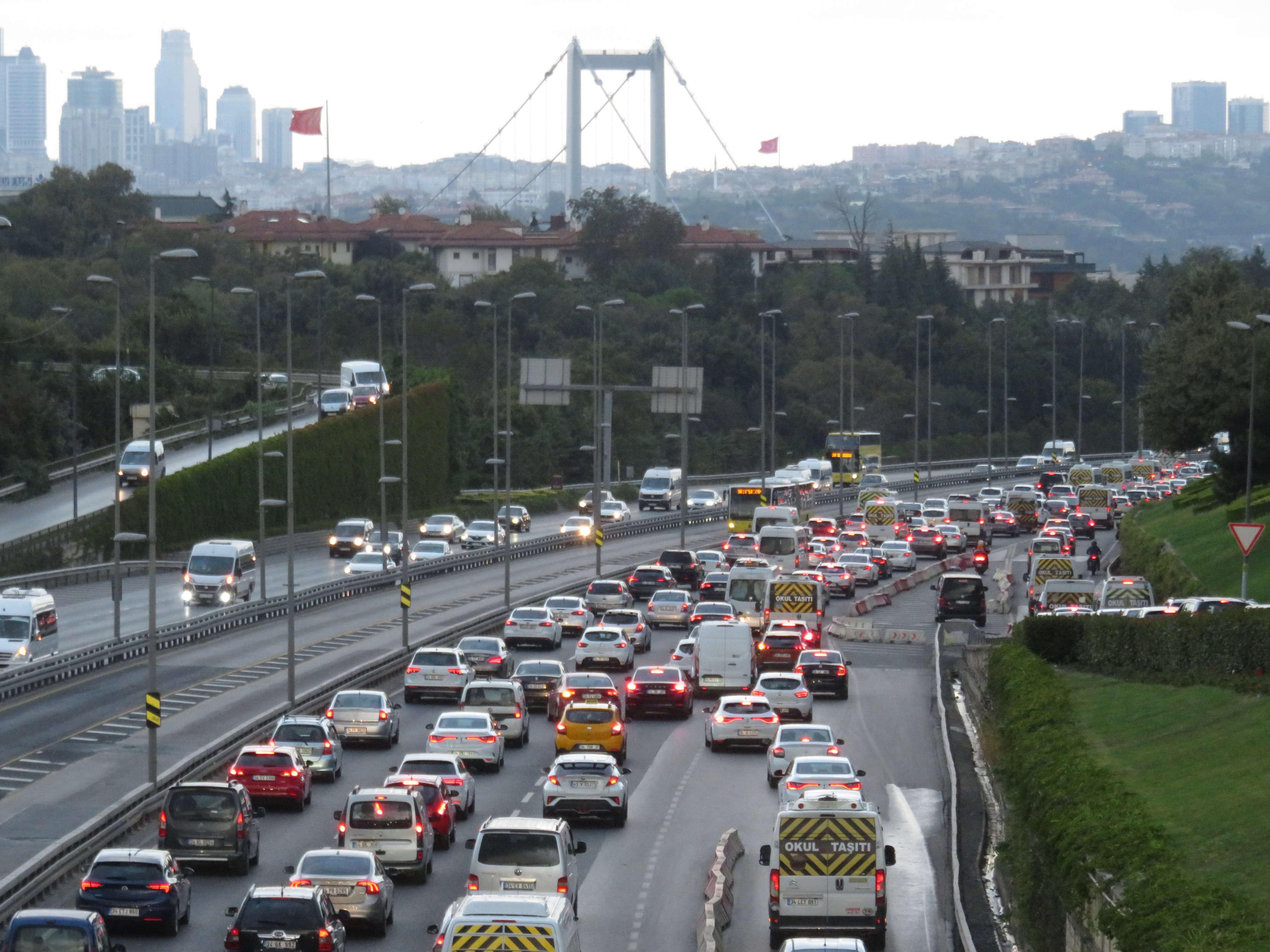 İstanbulda okullar açıldı; trafik yüzde 62 seviyesinde