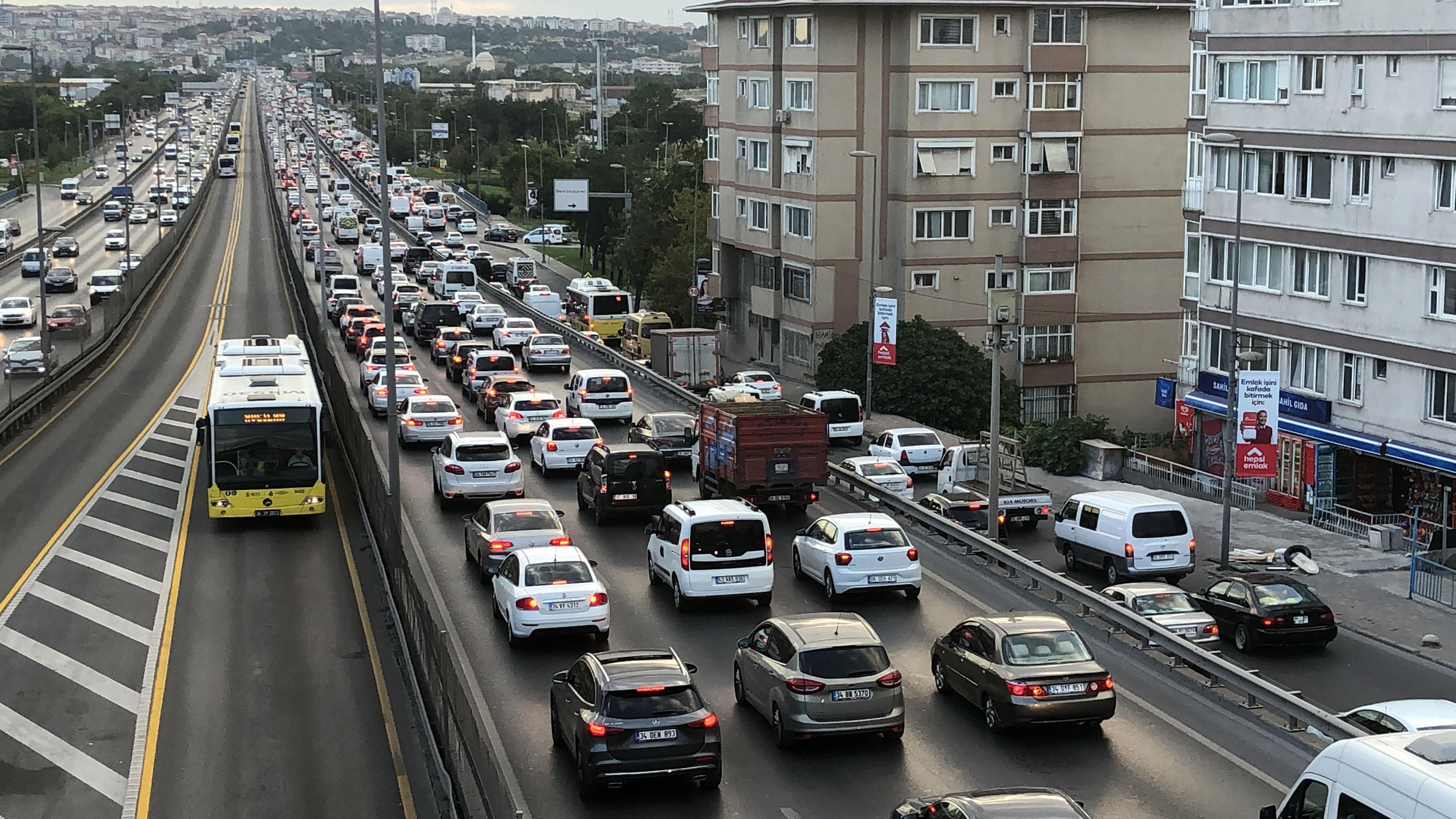 İstanbulda okullar açıldı; trafik yüzde 62 seviyesinde