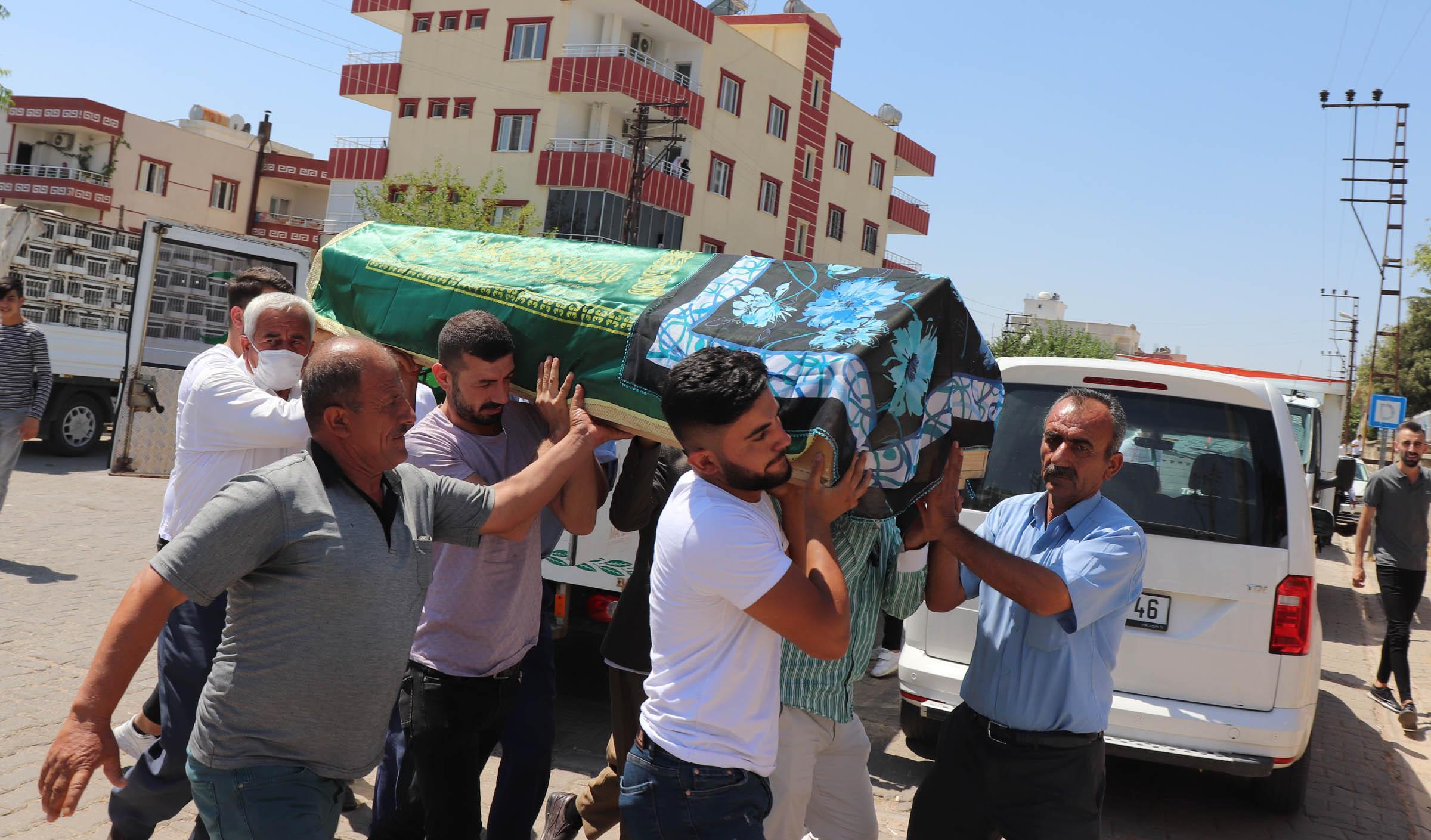 Poz verirken çatıdan düşen Kübra, toprağa verildi
