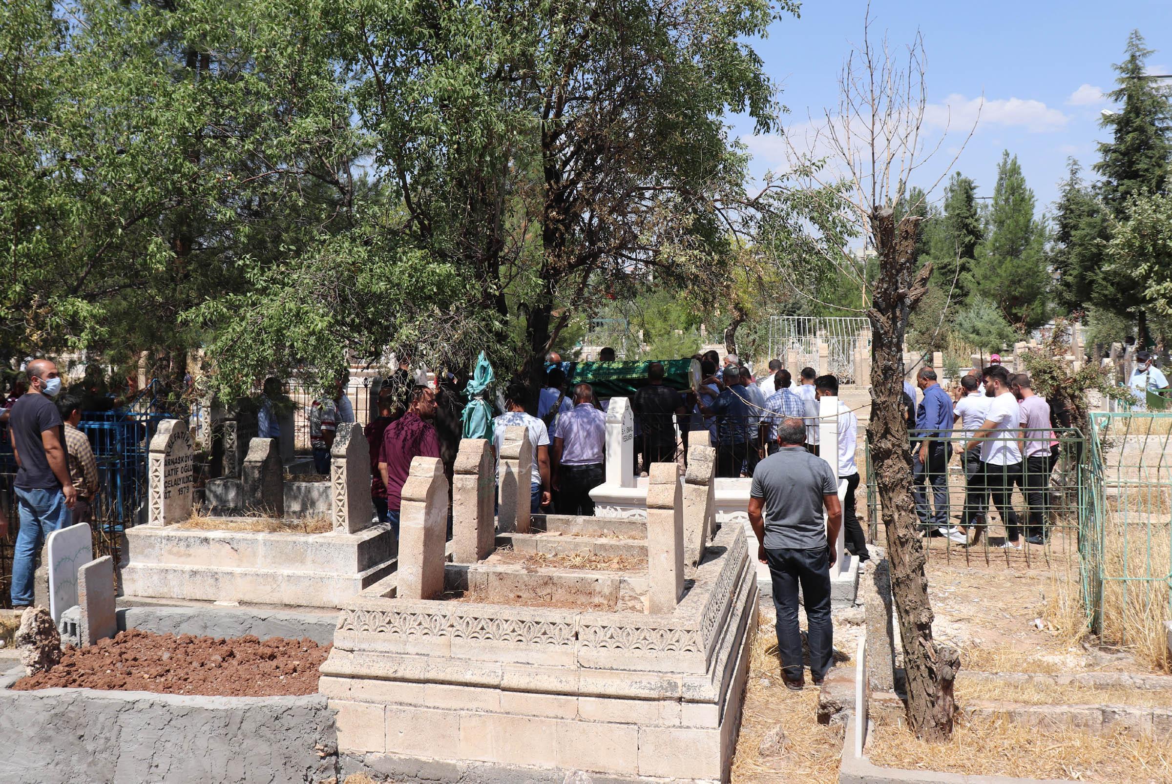 Poz verirken çatıdan düşen Kübra, toprağa verildi