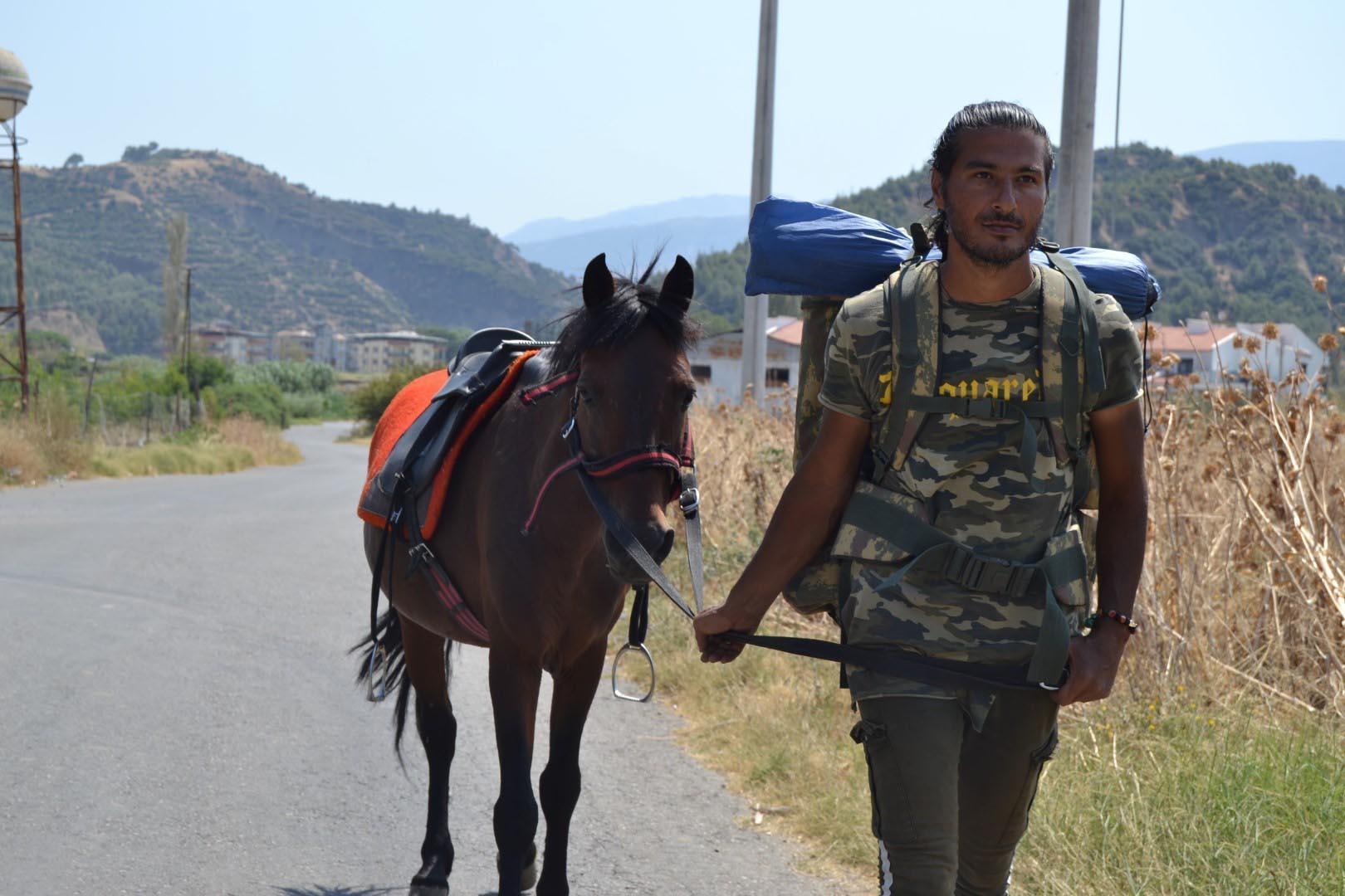 Doğa ve hayvan hakları için İzmirden atı ile Batmana yürüyor