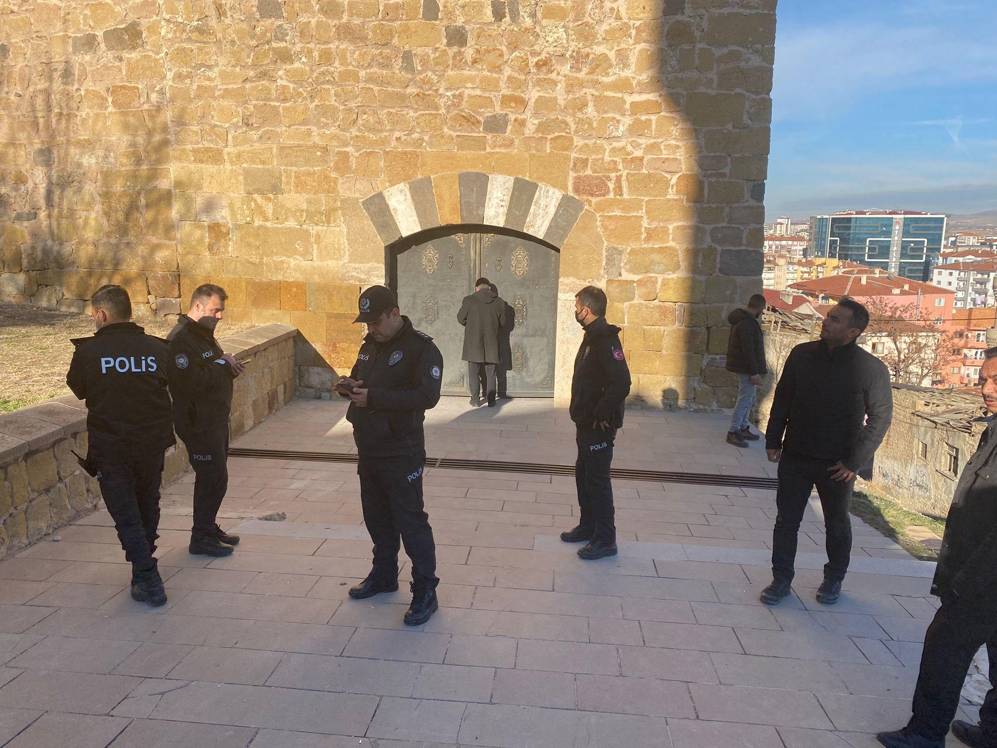 Kaçak kazı yapılan Niğde Kalesinde çöken bölge ziyarete kapatıldı