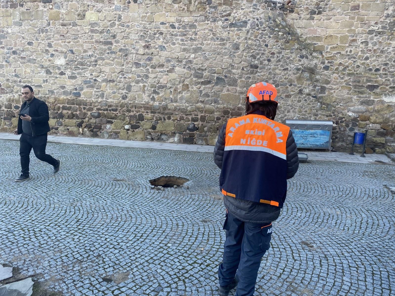 Kaçak kazı yapılan Niğde Kalesinde çöken bölge ziyarete kapatıldı