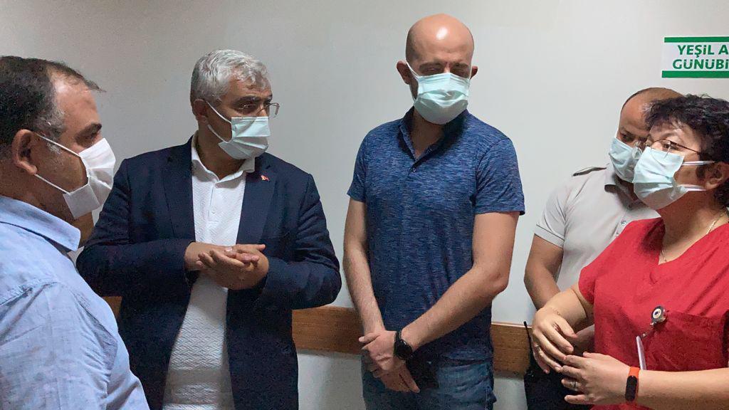 ‘Çocuğun kolunu acıttı’ diyerek hemşireleri darbettiler