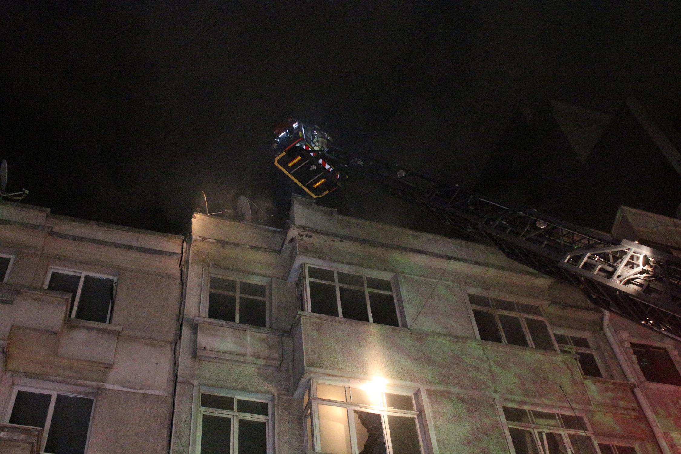 Beyoğlunda otellerin bulunduğu caddede bir binada yangın paniği
