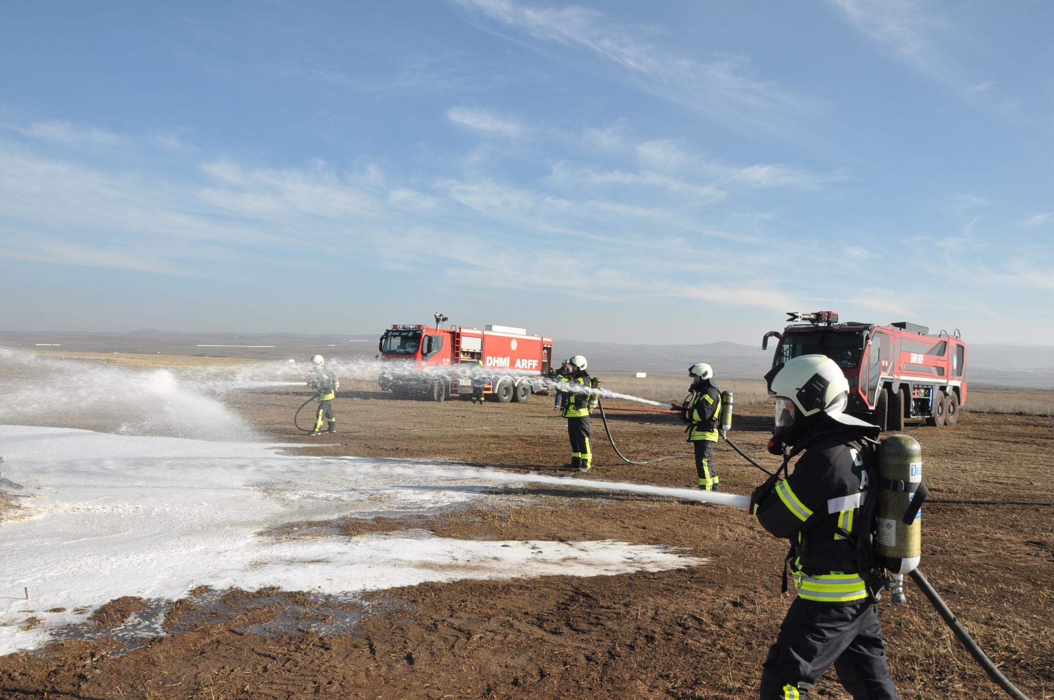Kars Harakani Havalimanında uçak kazası tatbikatı
