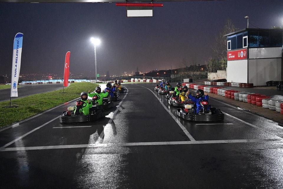 Tuzla karting pistinde yağmur altında yarış