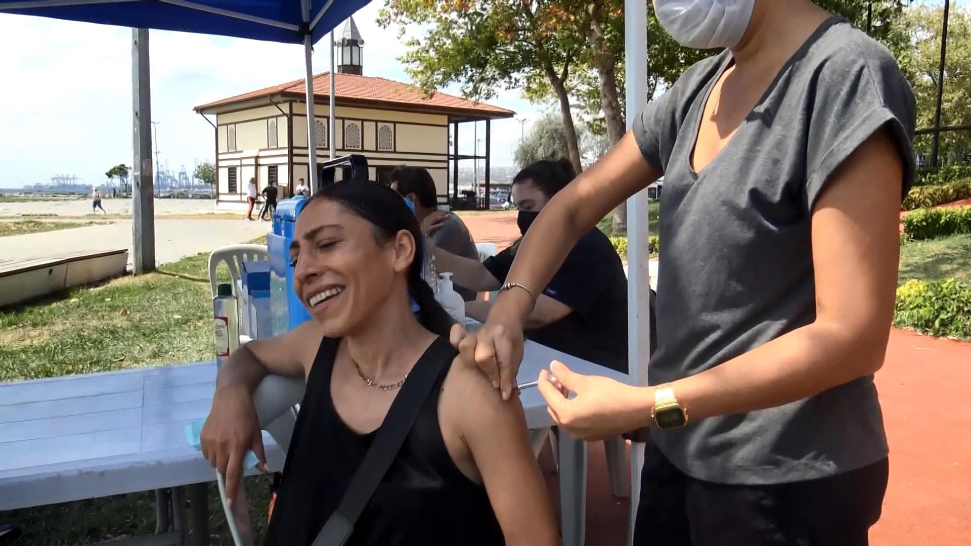 Avcılarda sahile gelenlere aşı