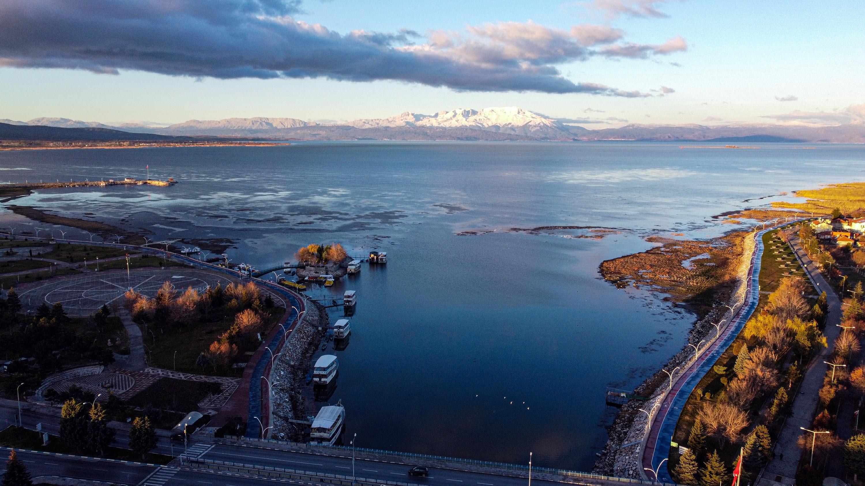 Beyşehir Gölünü besleyen Anamas Dağı beyaza büründü