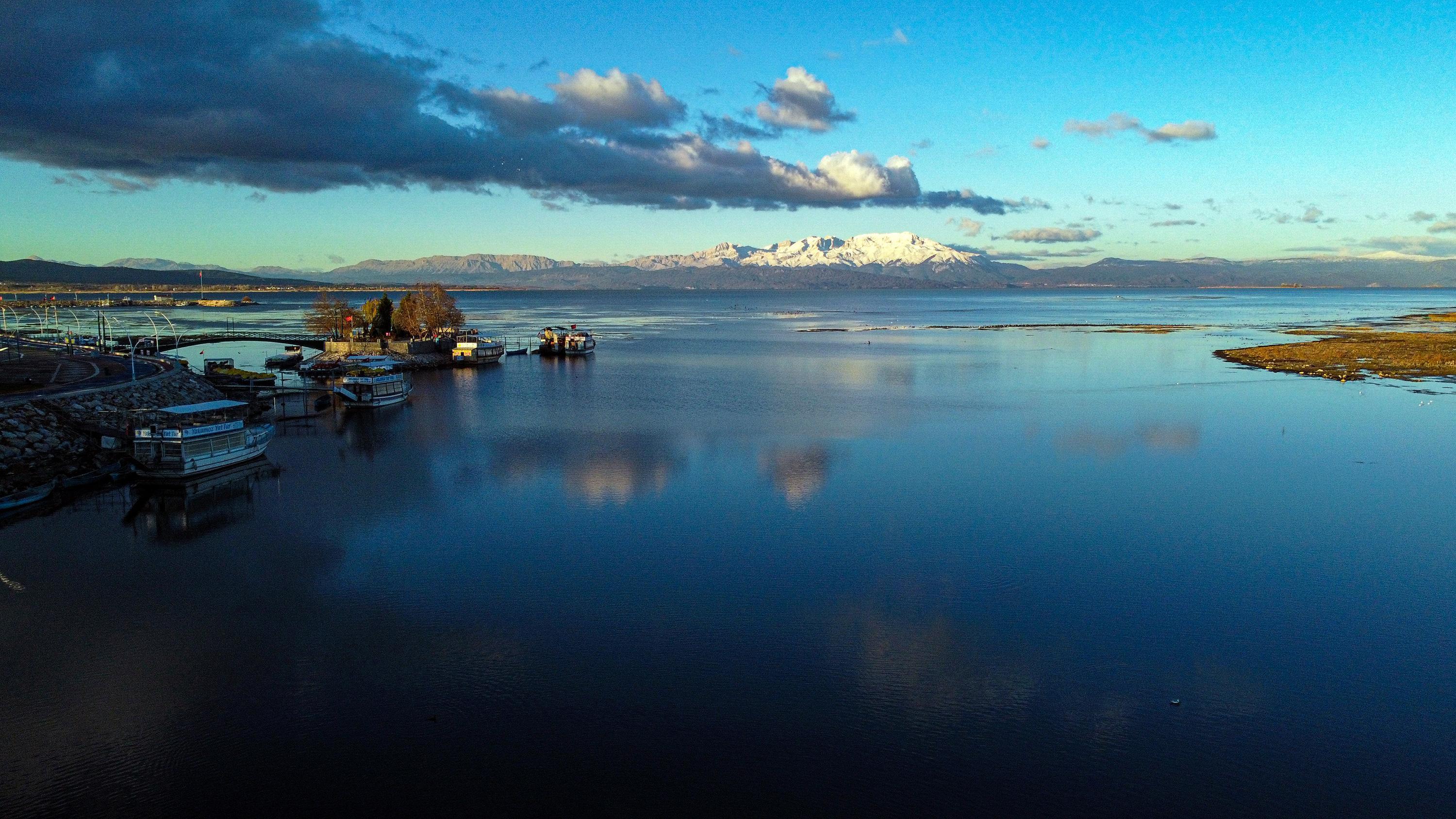 Beyşehir Gölünü besleyen Anamas Dağı beyaza büründü