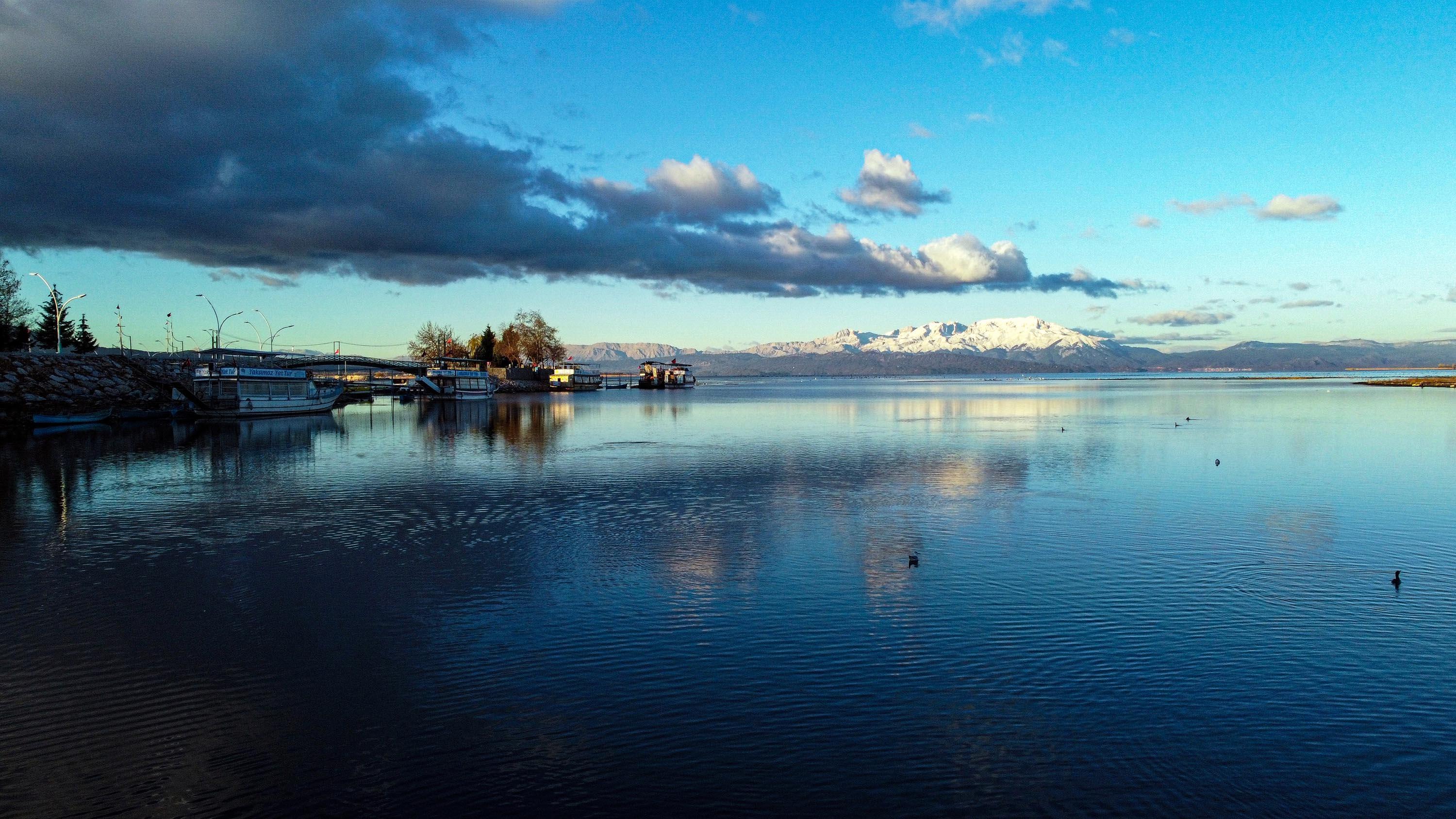 Beyşehir Gölünü besleyen Anamas Dağı beyaza büründü
