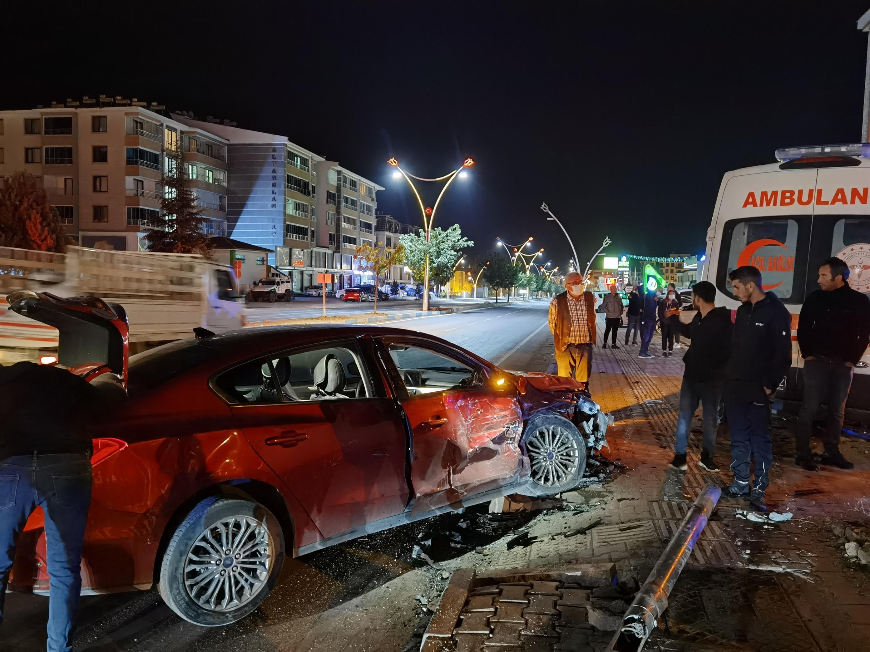 Hasta taşıyan ambulansla kırmızı ışıkta geçerken otomobille çarpıştı: 6 yaralı