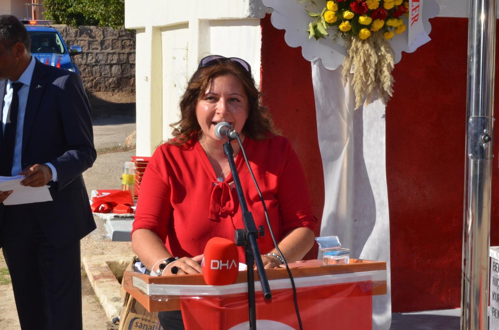 Doğdukları mahalleye 3,5 metrelik Atatürk heykeli yaptırdılar