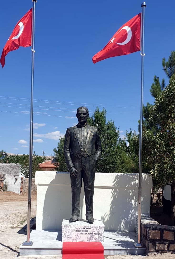 Doğdukları mahalleye 3,5 metrelik Atatürk heykeli yaptırdılar