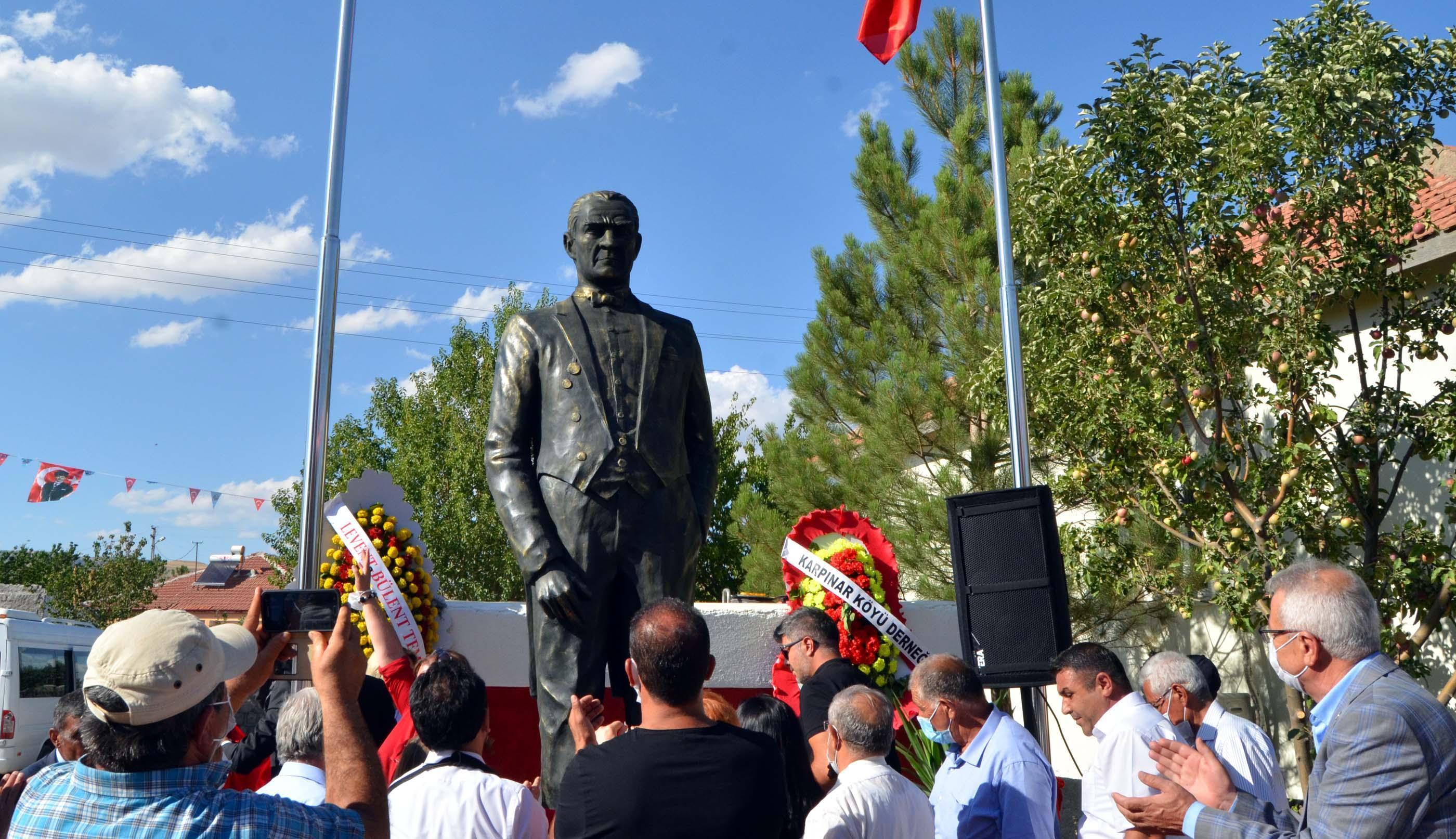 Doğdukları mahalleye 3,5 metrelik Atatürk heykeli yaptırdılar