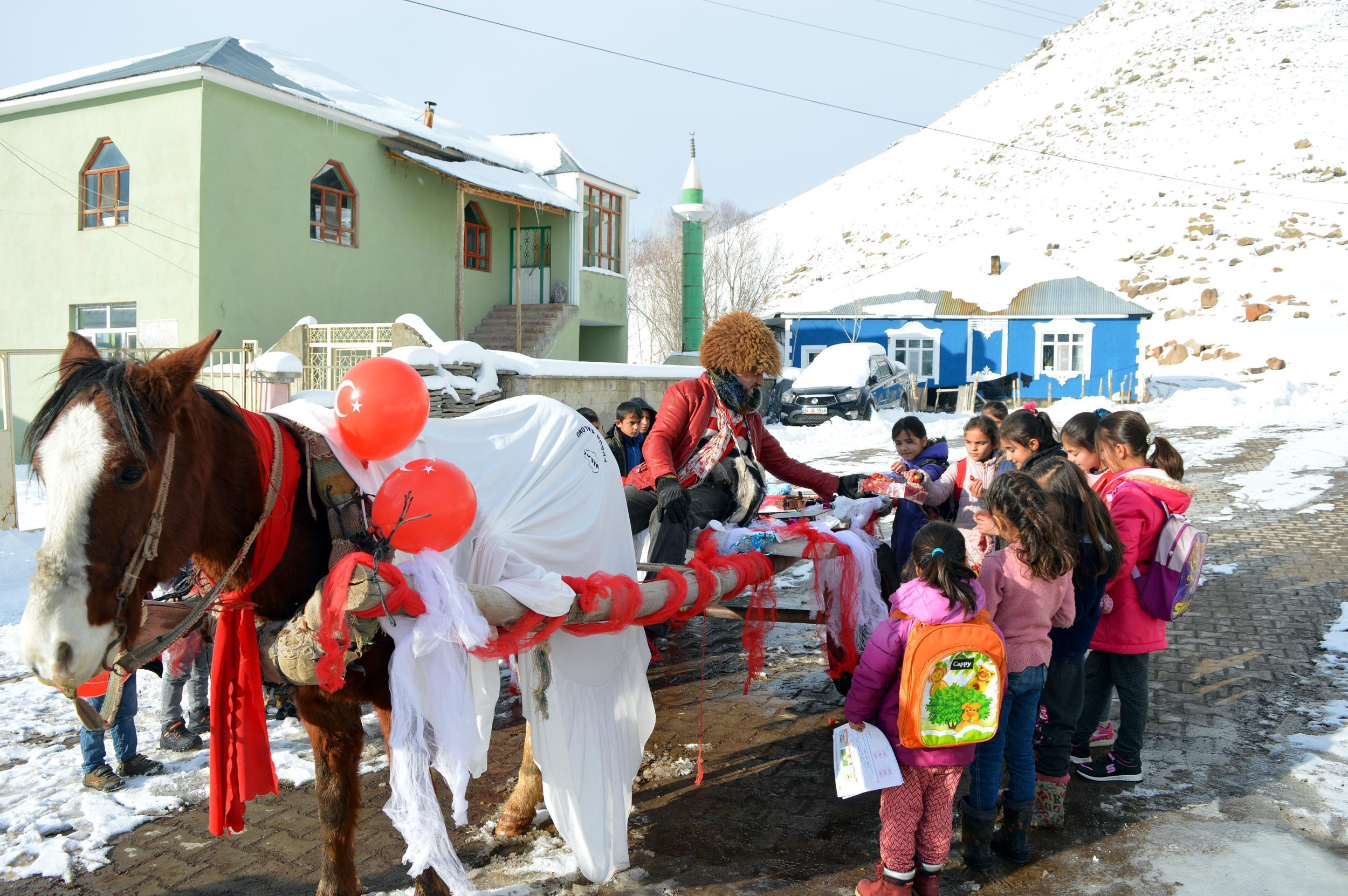 Ayaz Ata kıyafeti giyip, at arabasıyla hediye dağıttı