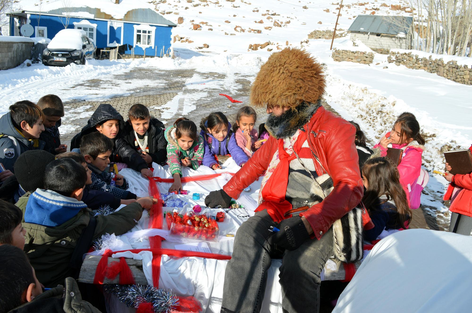 Ayaz Ata kıyafeti giyip, at arabasıyla hediye dağıttı
