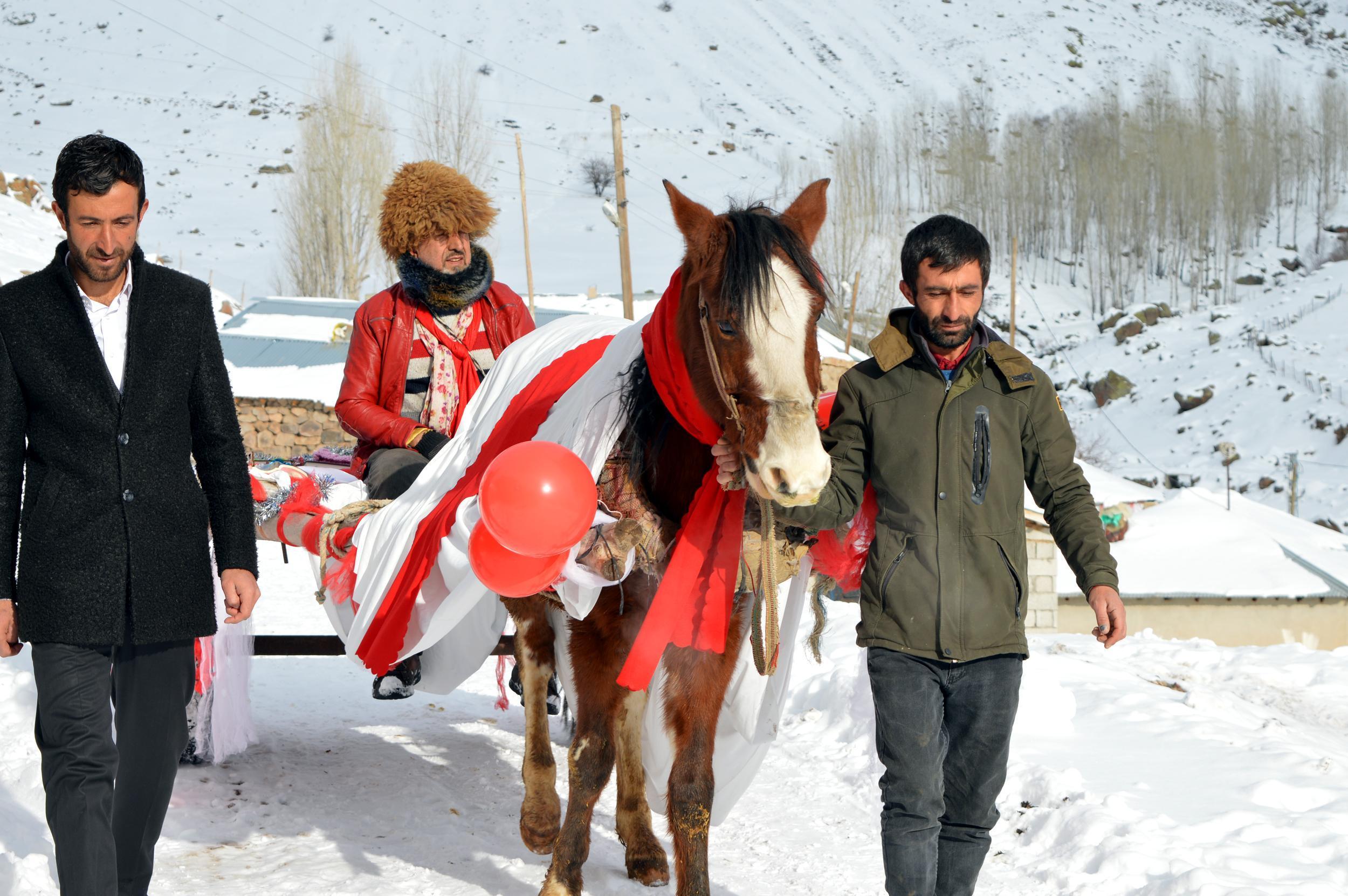 Ayaz Ata kıyafeti giyip, at arabasıyla hediye dağıttı