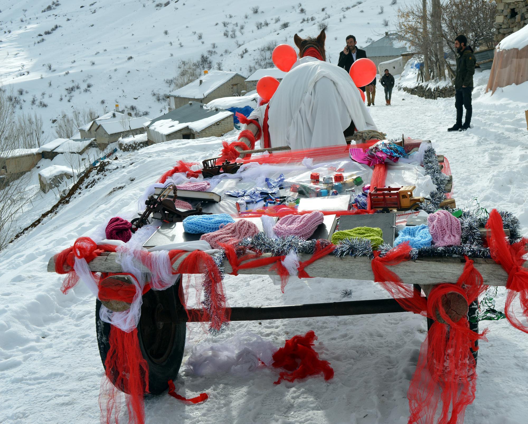 Ayaz Ata kıyafeti giyip, at arabasıyla hediye dağıttı