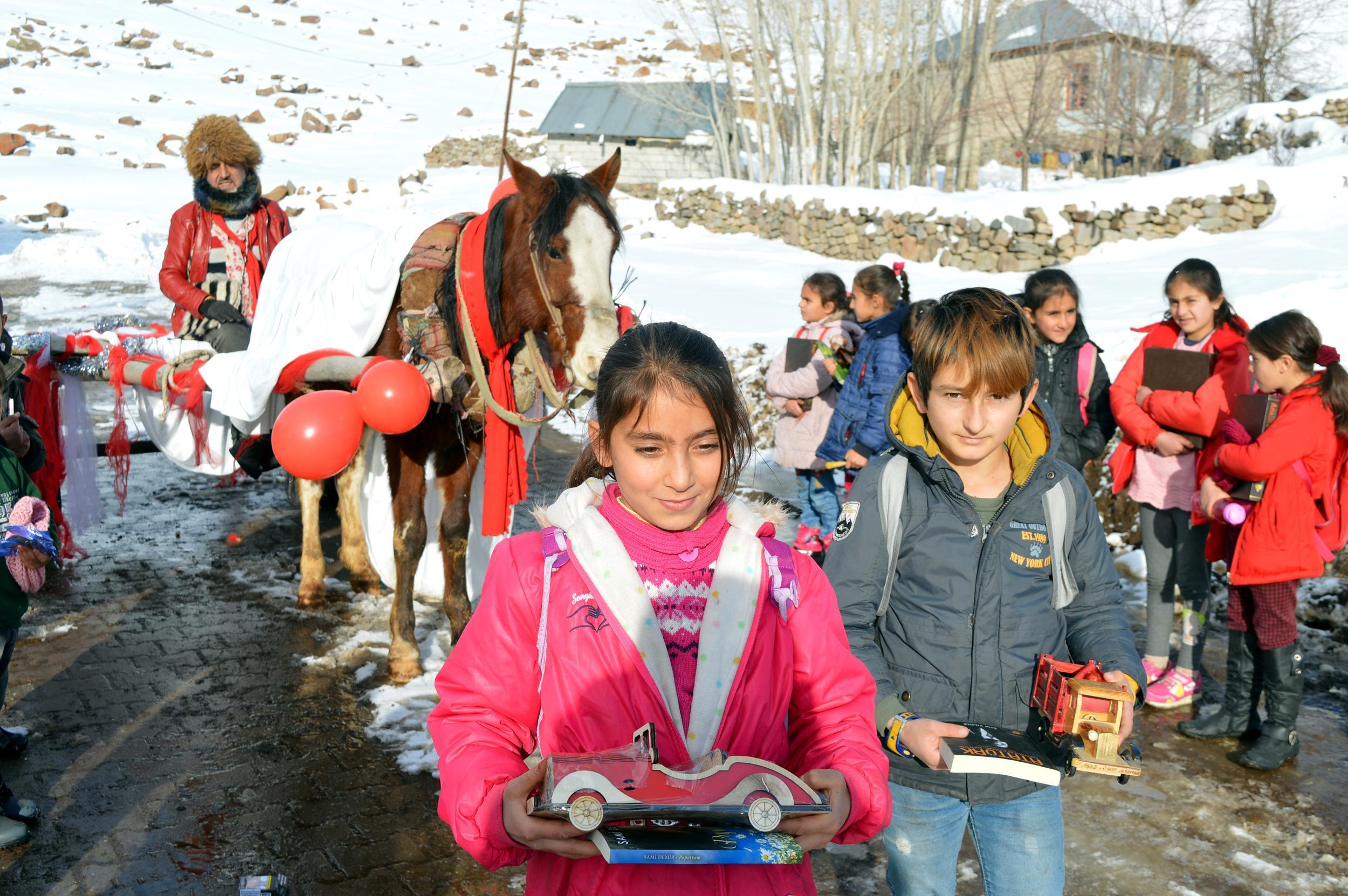 Ayaz Ata kıyafeti giyip, at arabasıyla hediye dağıttı