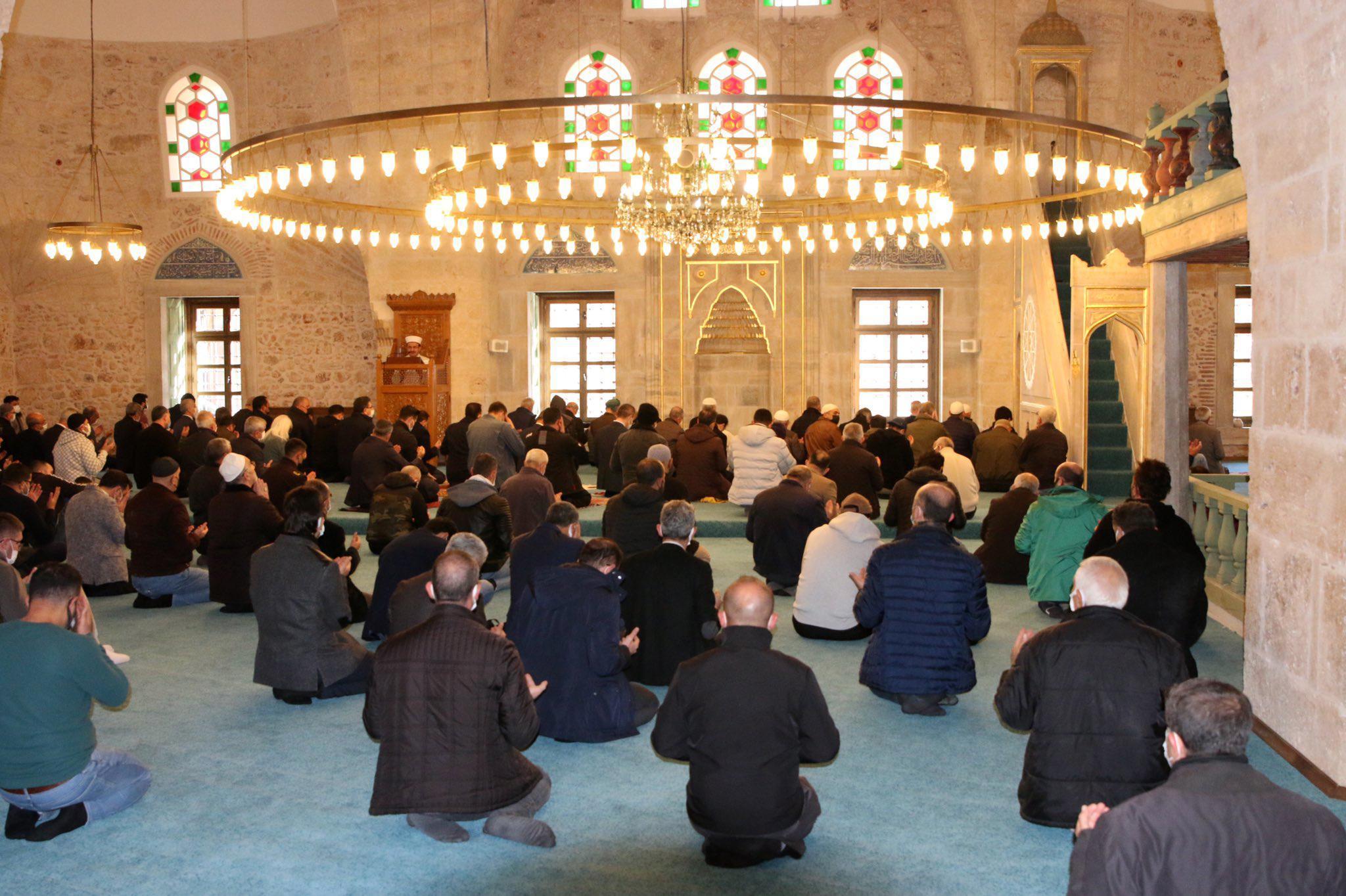 Tarihi cami açılmadan vandallar kirletti