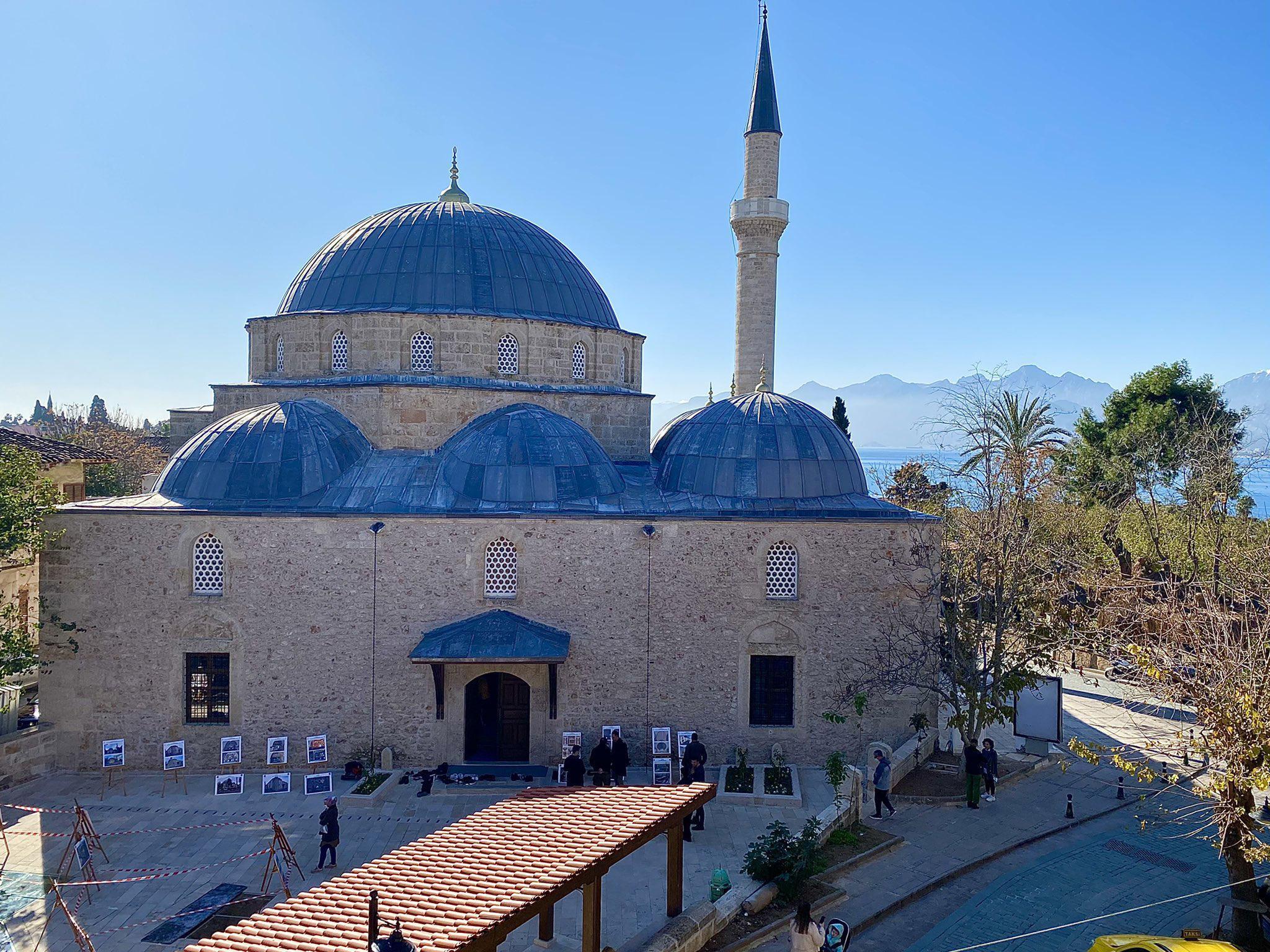 Tarihi cami açılmadan vandallar kirletti