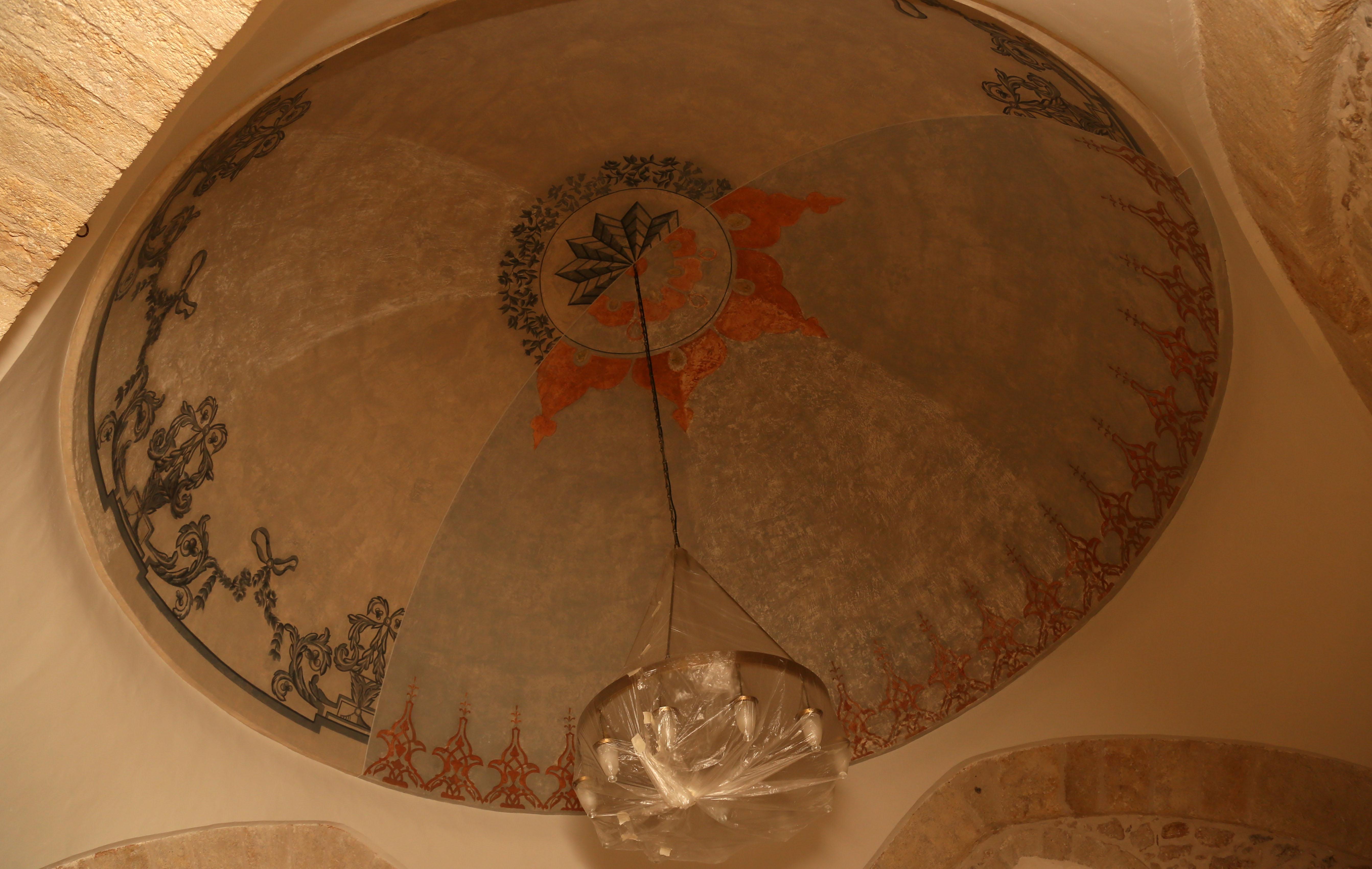 Tarihi cami açılmadan vandallar kirletti