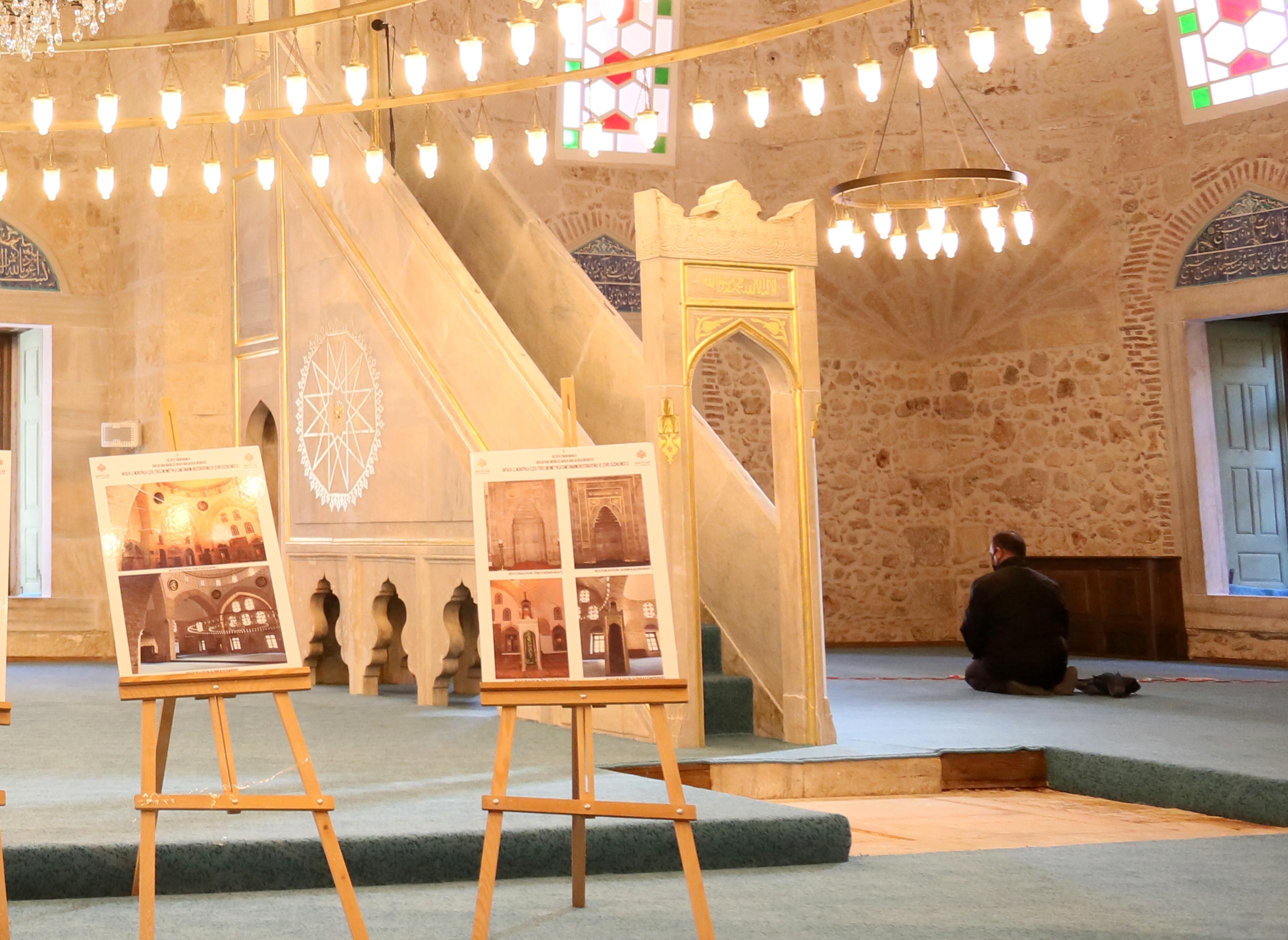 Tarihi cami açılmadan vandallar kirletti