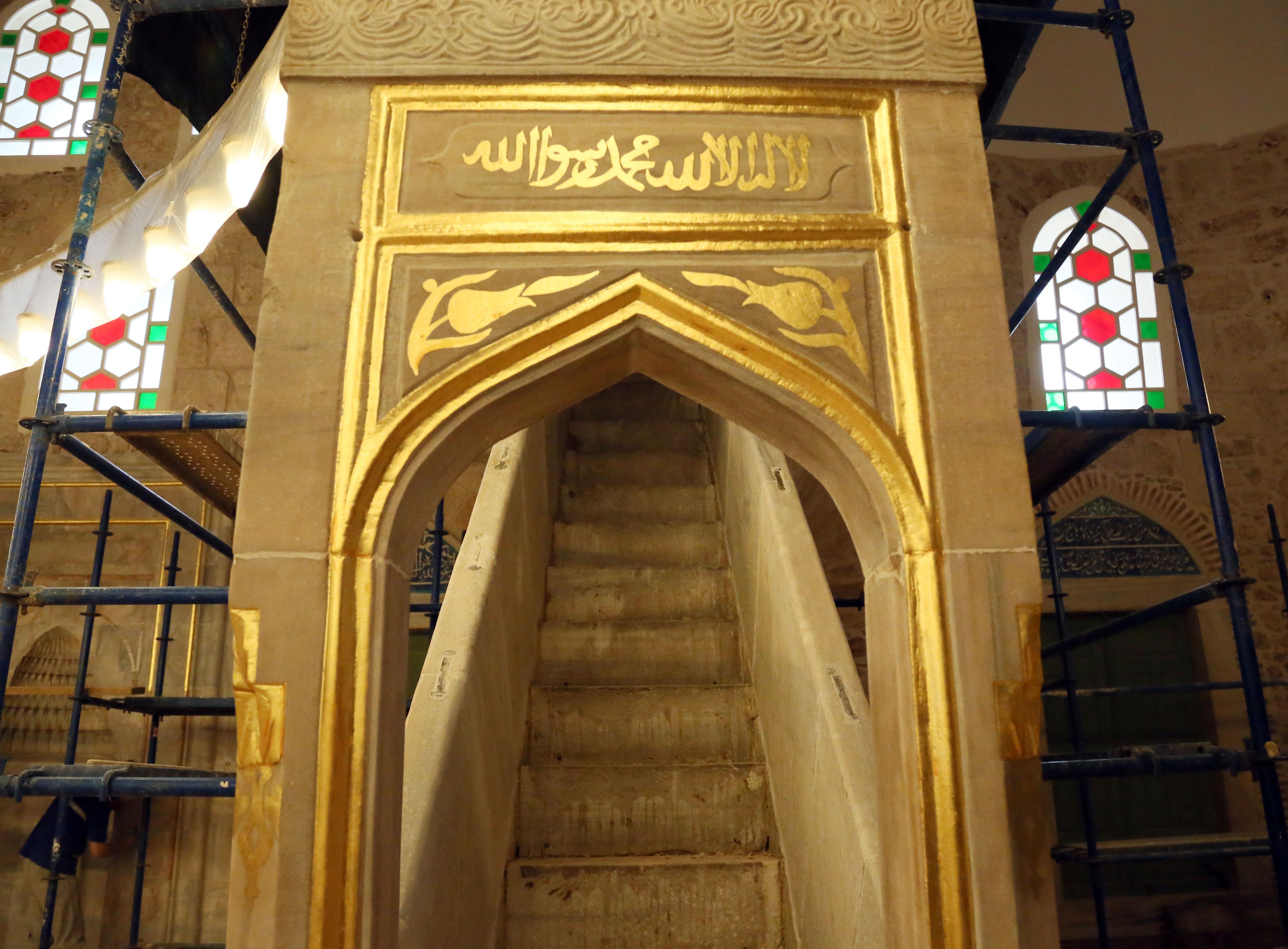 Tarihi cami açılmadan vandallar kirletti