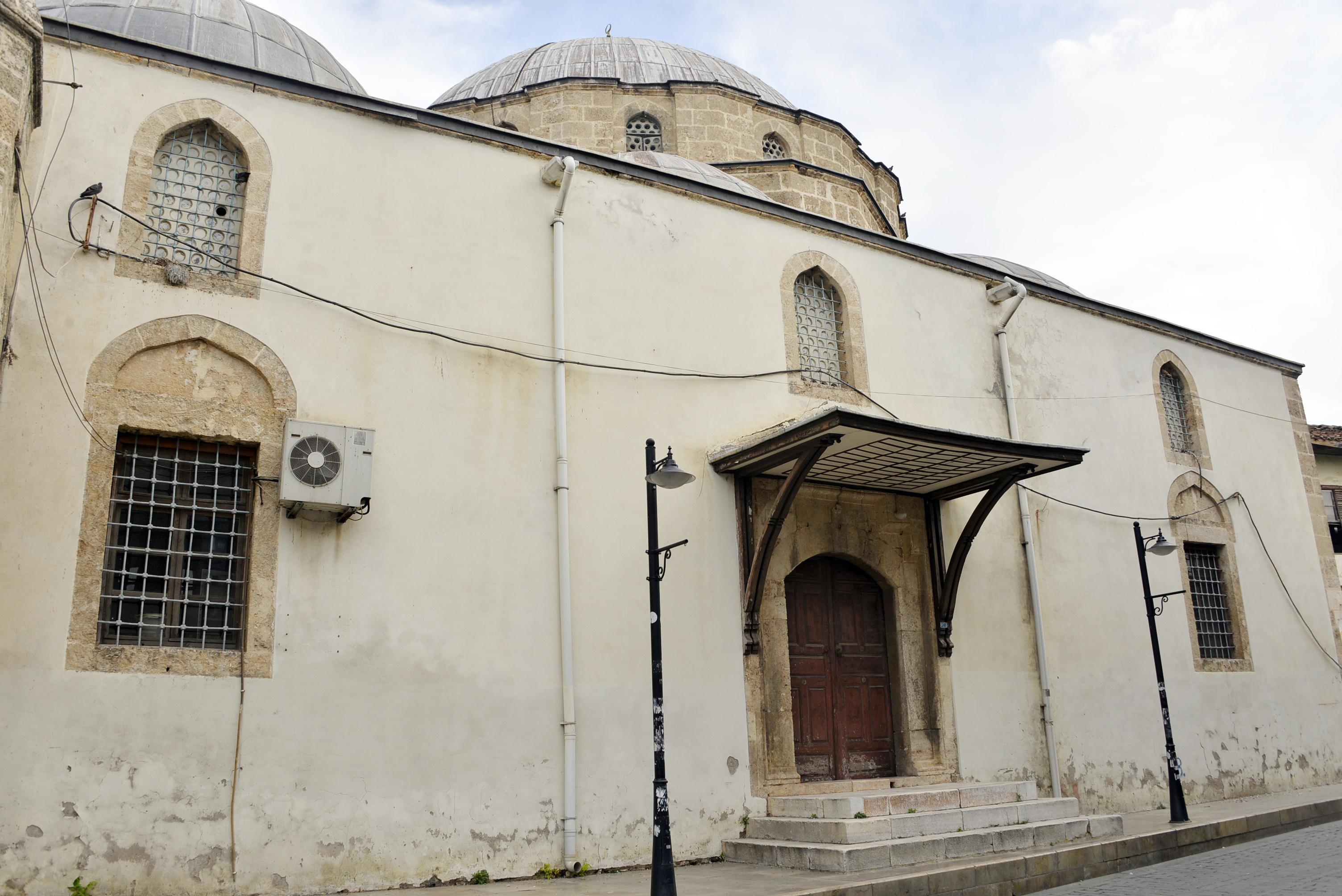 Tarihi cami açılmadan vandallar kirletti