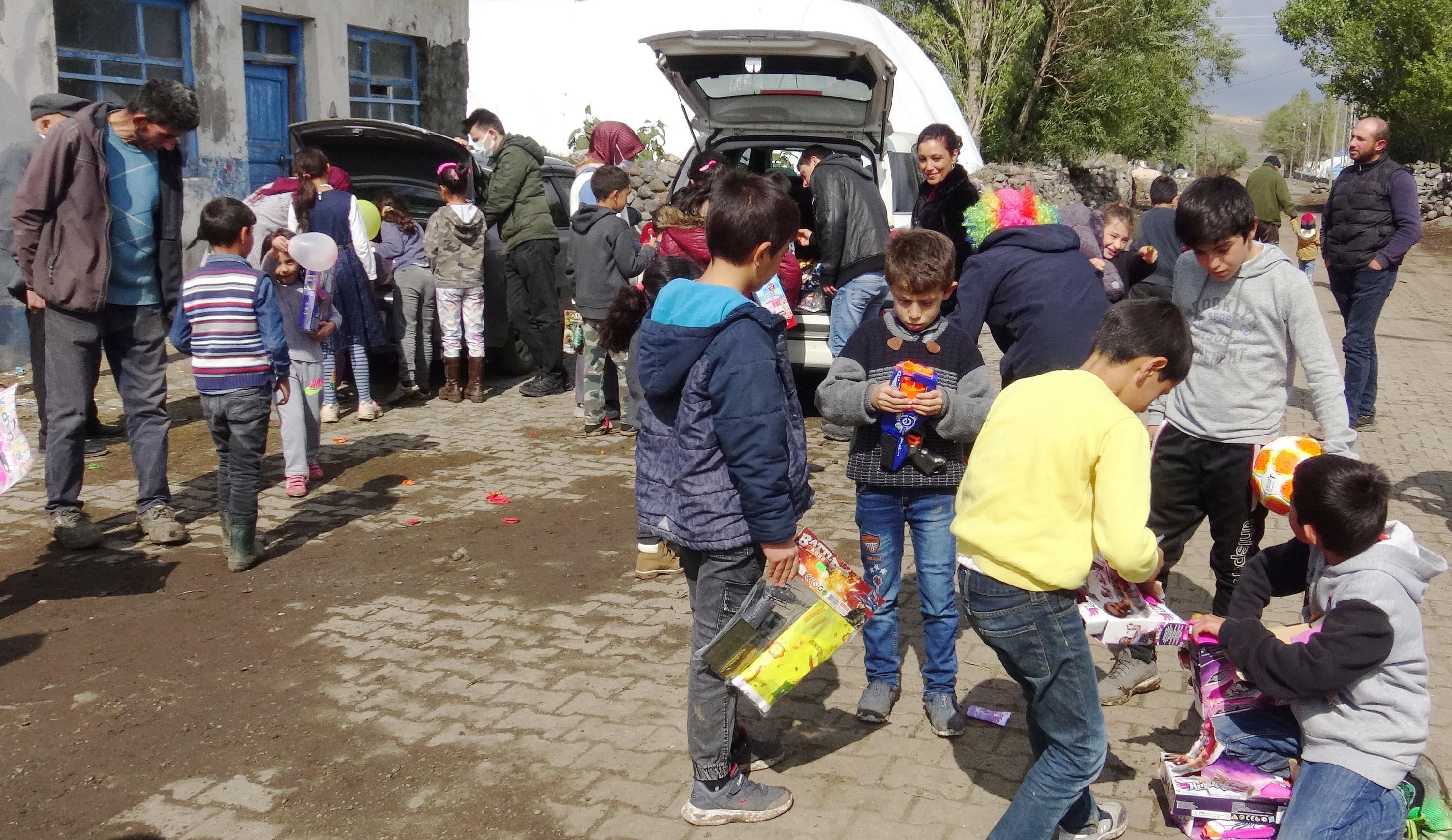 Karslı çocukların Noel Babaları