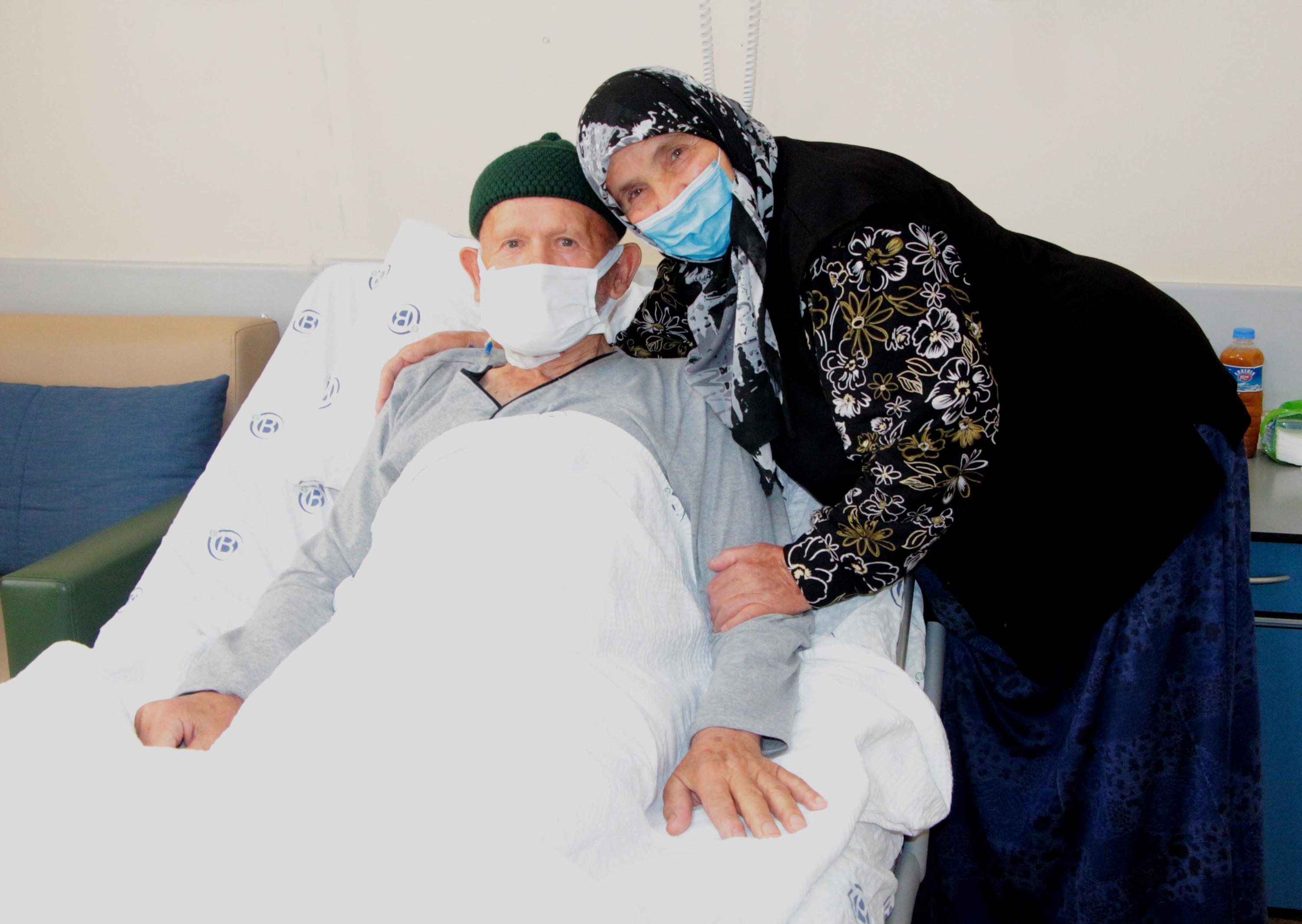 80 yaşında koronavirüsü ve kanseri yendi eşi ile hastaneden el ele çıktı