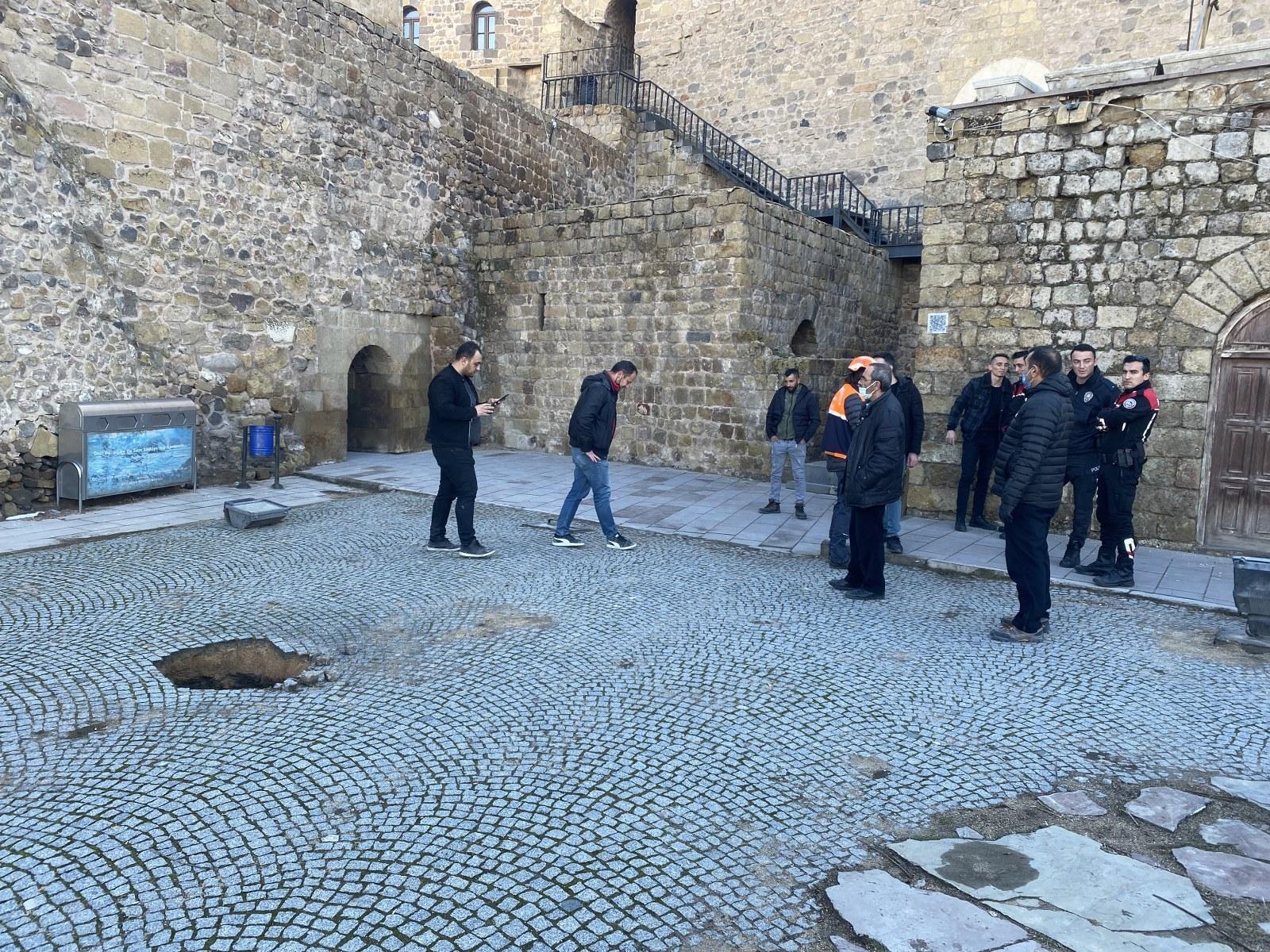 Kalede gezerken kaçak kazı yapan definecilerin açtığı tünele düştü