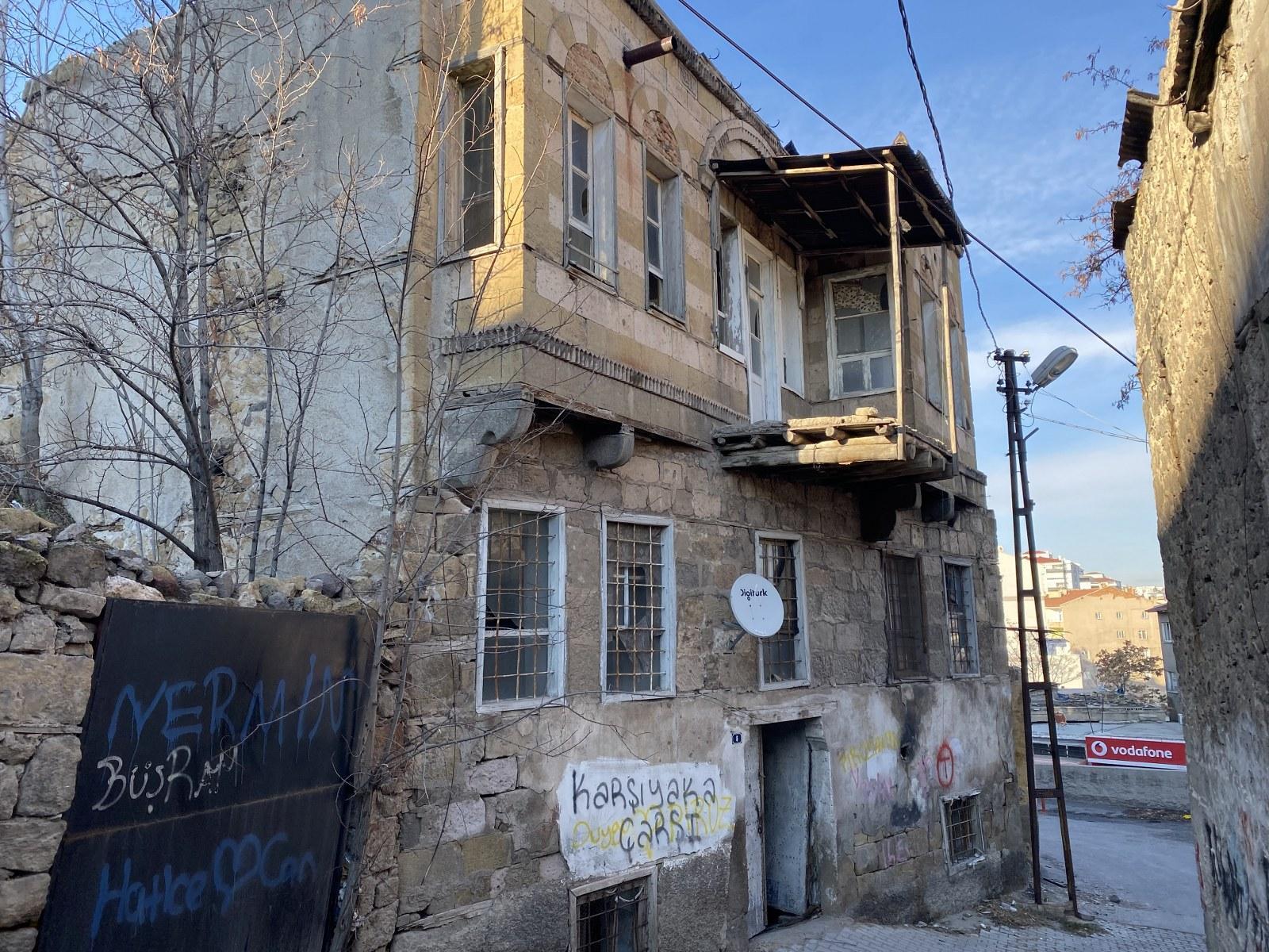 Kalede gezerken kaçak kazı yapan definecilerin açtığı tünele düştü