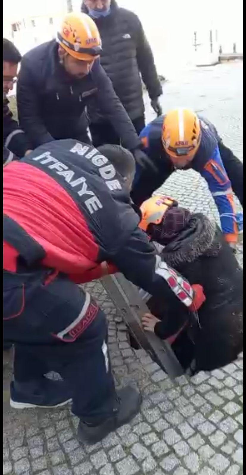 Kalede gezerken kaçak kazı yapan definecilerin açtığı tünele düştü